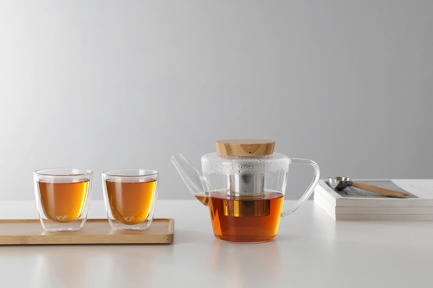 Eleganter Infusion Teekrug aus Borosilikatglas mit Holzdeckel, 1 Liter, ideal für aromatische Tees und stilvolle Präsentation.