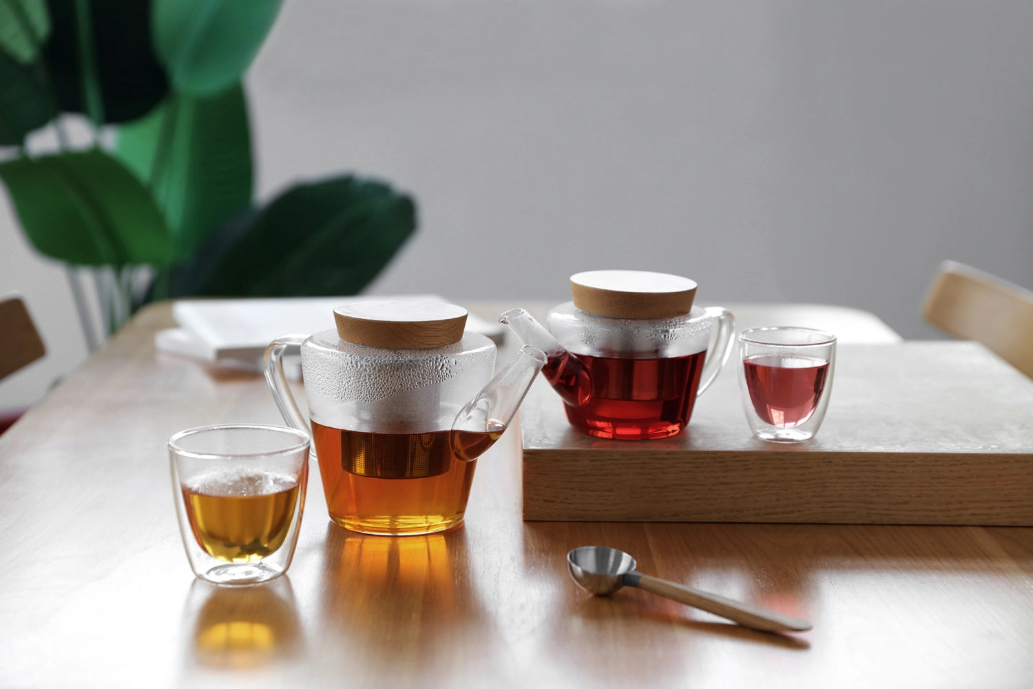 Eleganter Teekrug aus robustem Borosilikatglas mit einem ansprechenden Holzdeckel, ideal für die stilvolle Teezubereitung und Präsentation.