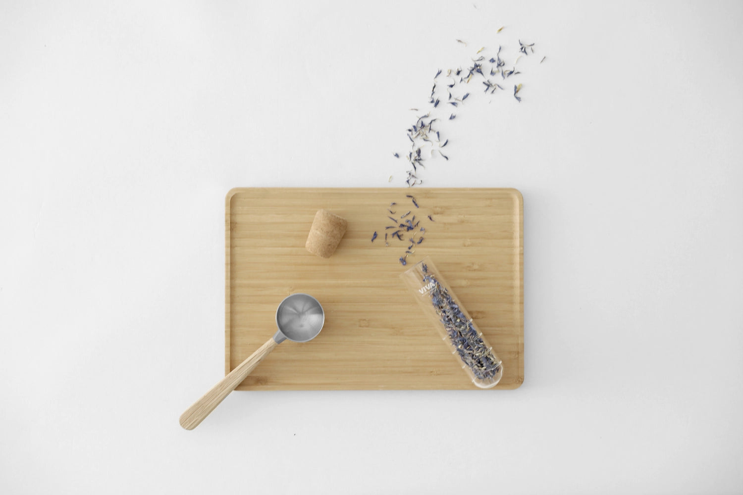 Eleganter Teelöffel aus robustem Edelstahl mit ergonomischem Holzgriff, perfekt für vielseitige Anwendungen in der Küche, 15,5 cm lang.