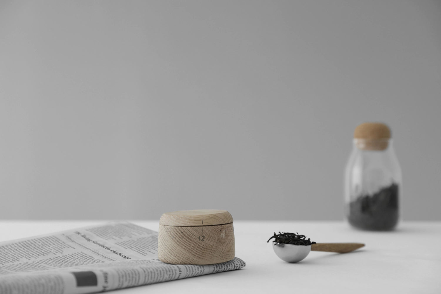 Eleganter Teelöffel aus robustem Edelstahl mit ergonomischem Holzgriff, perfekt für vielseitige Anwendungen in der Küche, 15,5 cm lang.