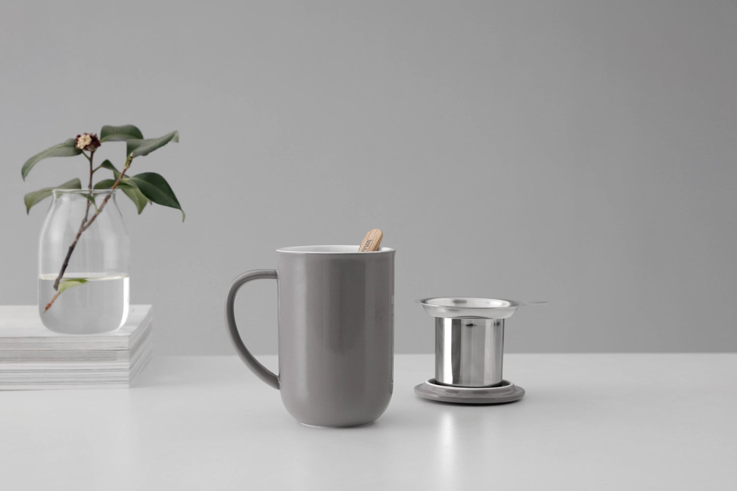 Elegante Minima Balance Teetasse aus grauem Porzellan, 500ml, 14cm hoch, perfekt für Teeliebhaber und stilvolle Tischdekoration.