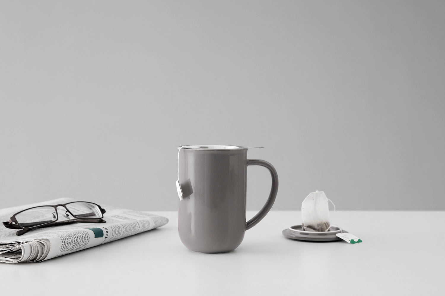 Elegante graue Teetasse aus feinem Porzellan, 500ml, 14cm hoch, perfekt für stilvolle Teemomente und modernes Tischdesign.
