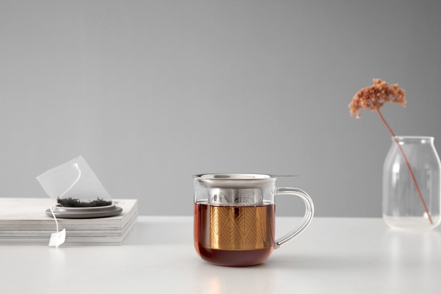 Elegante Minima Eva Teetasse mit 400ml Volumen und praktischem Infuser aus grauem Borosilikatglas, perfekt für Teeliebhaber.