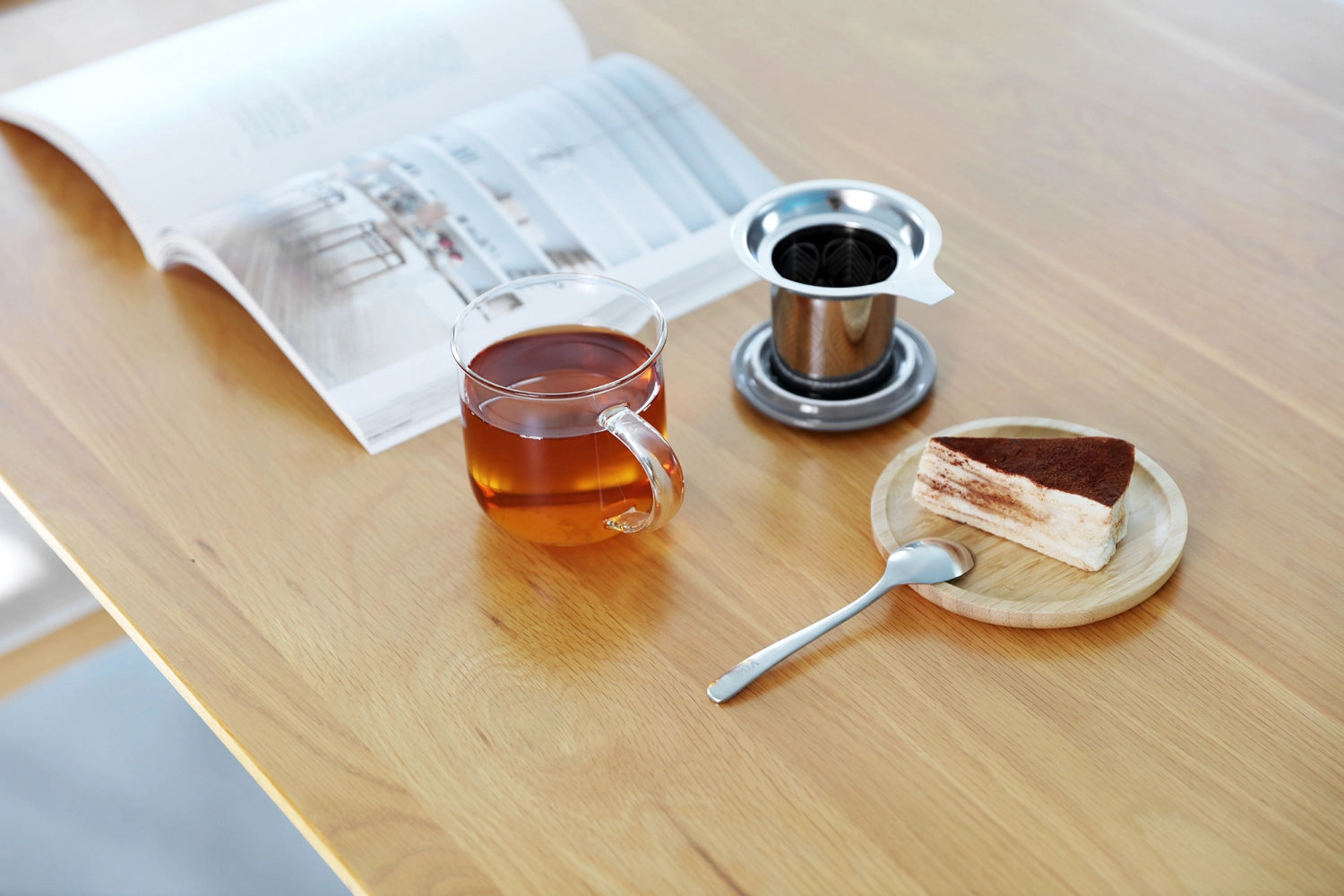 Stilvolle Teetasse aus grauem Borosilikatglas mit 400ml Fassungsvermögen und integriertem Infuser, ideal für aromatischen Teegenuss.