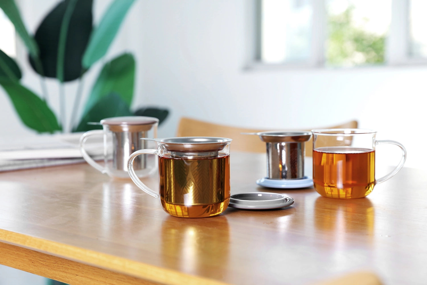 Elegante Teetasse aus grauem Borosilikatglas, 400ml, mit praktischem Infuser für perfekten Teegenuss. Ideal für Teeliebhaber.
