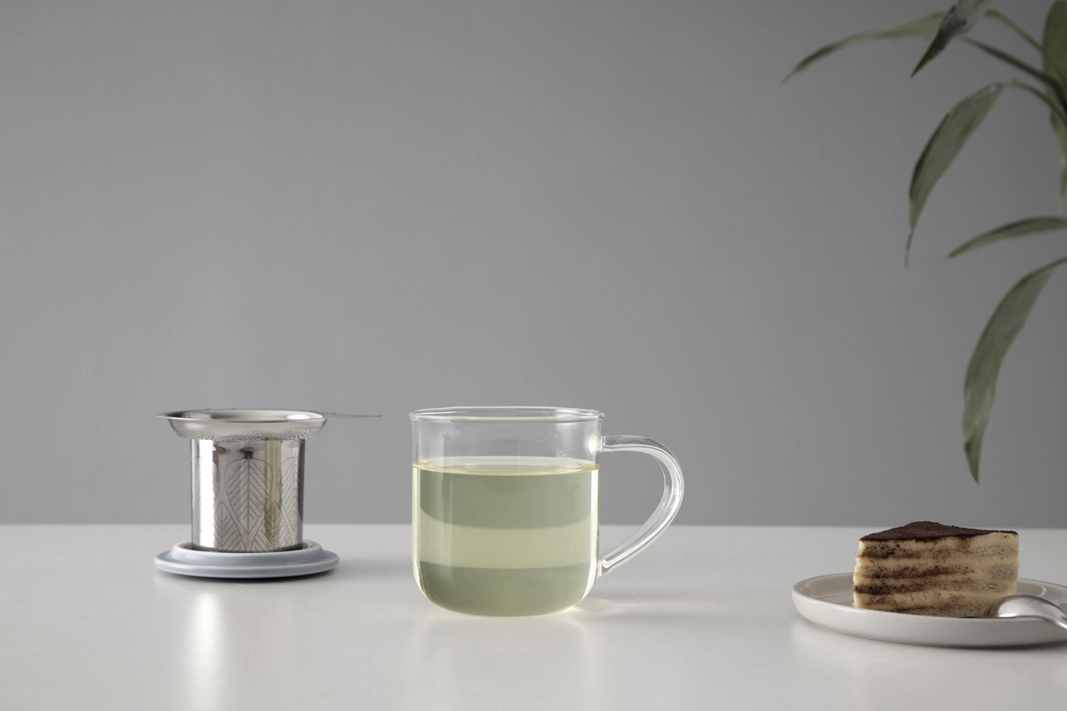 Elegante Minima Eva Teetasse mit Infuser aus Borosilikatglas, 400ml, in sanftem Hellblau – perfekt für Teeliebhaber und stilvolle Teestunden.