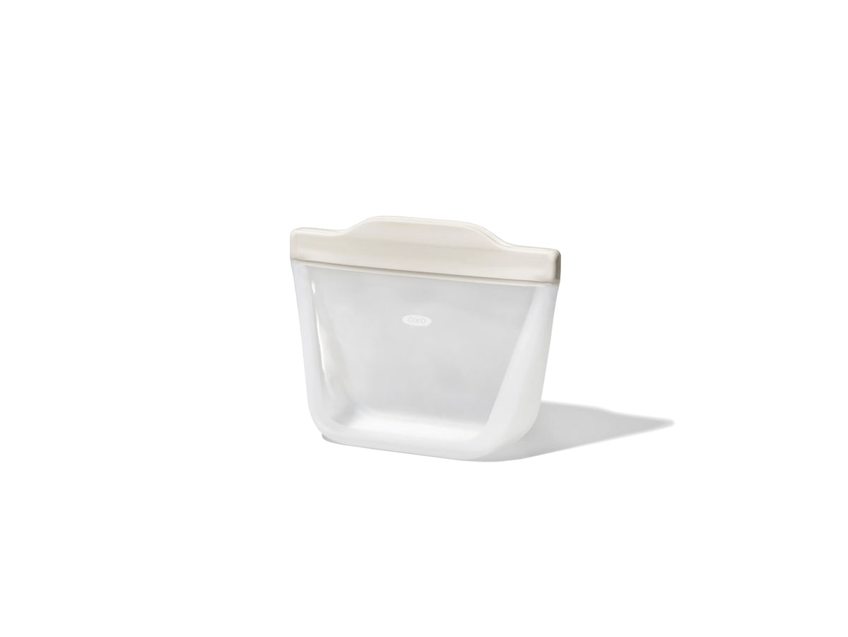Transparente Silikon-Aufbewahrungstasche von OXO in Stand-up-Form mit breiter Standfläche und nahtloser Verarbeitung.