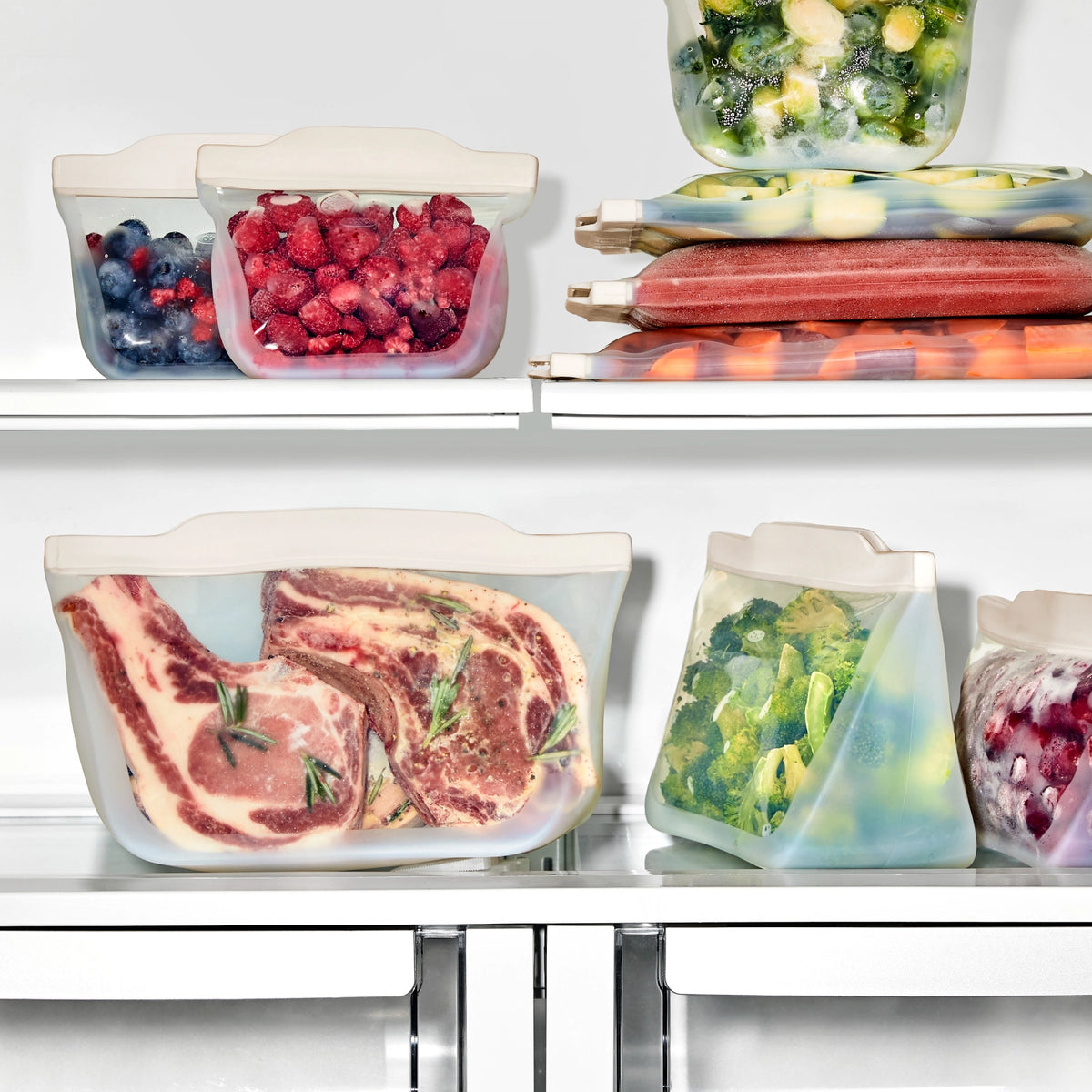 Transparente Silikon-Aufbewahrungstasche von OXO in Stand-up-Form mit breiter Standfläche und nahtloser Verarbeitung.