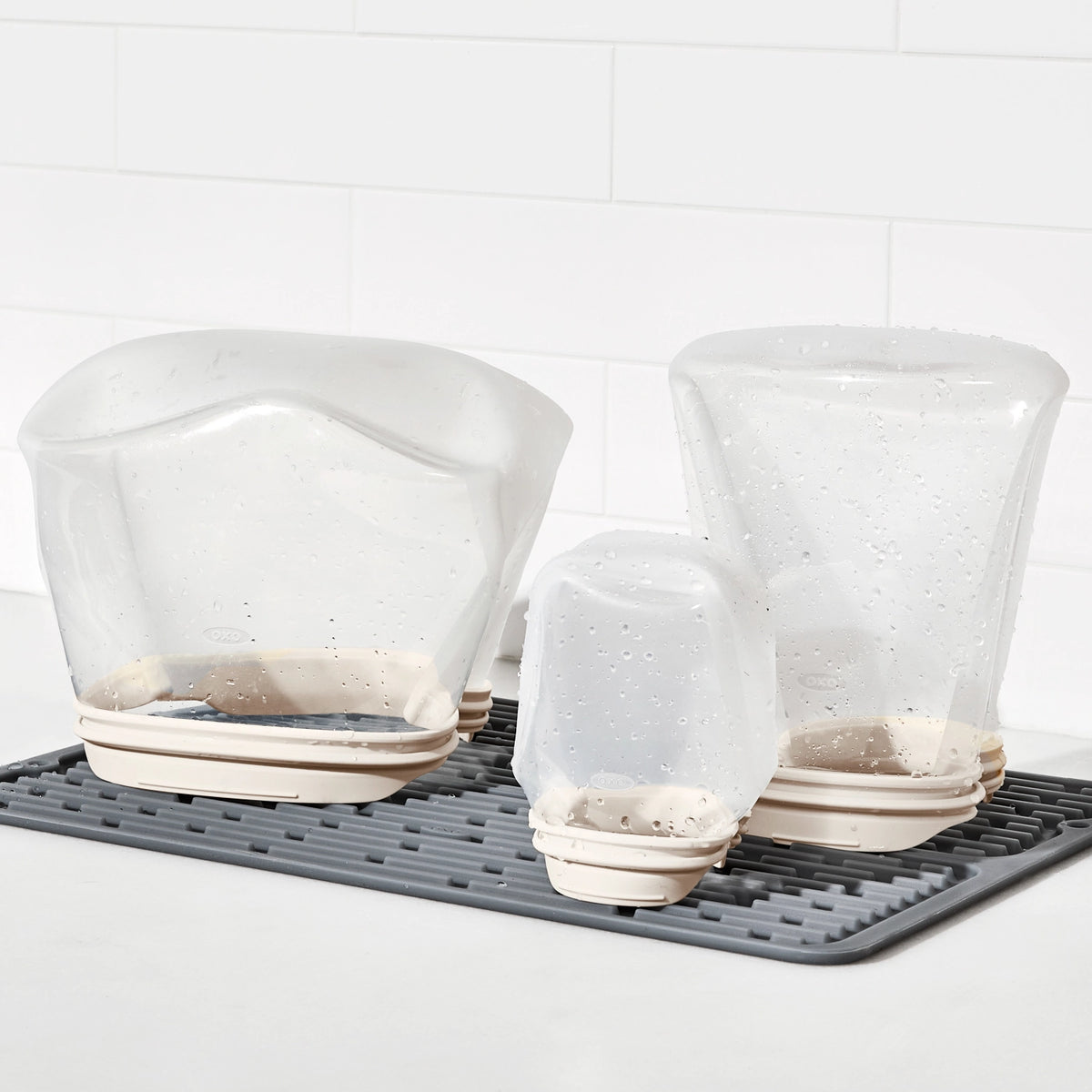 Transparente Silikon-Aufbewahrungstasche von OXO in Stand-up-Form mit breiter Standfläche und nahtloser Verarbeitung.