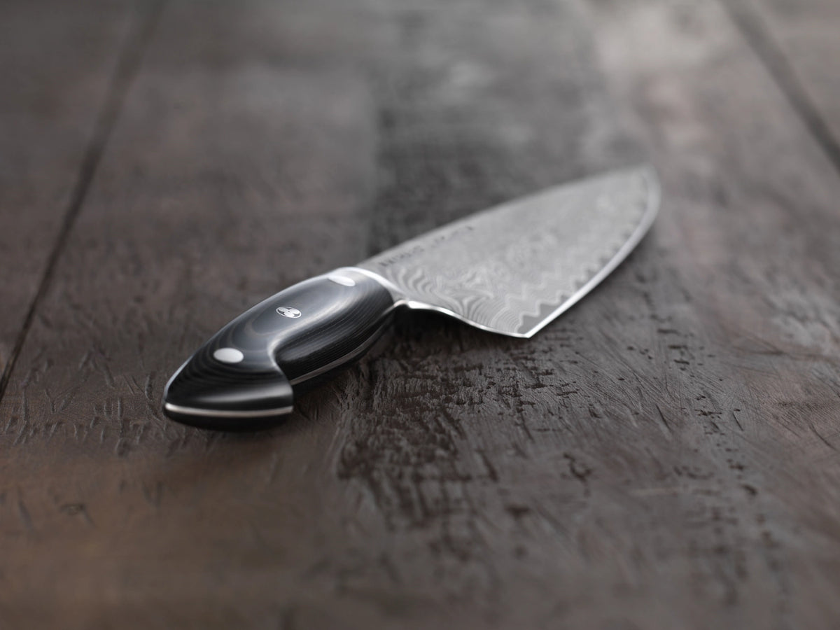 Foto des Zwilling Kramer Euro Stainless Spick & Garniermesser 9cm mit schwarzem Griff und Damaststahlklinge in charakteristischem Chevron-Muster.
