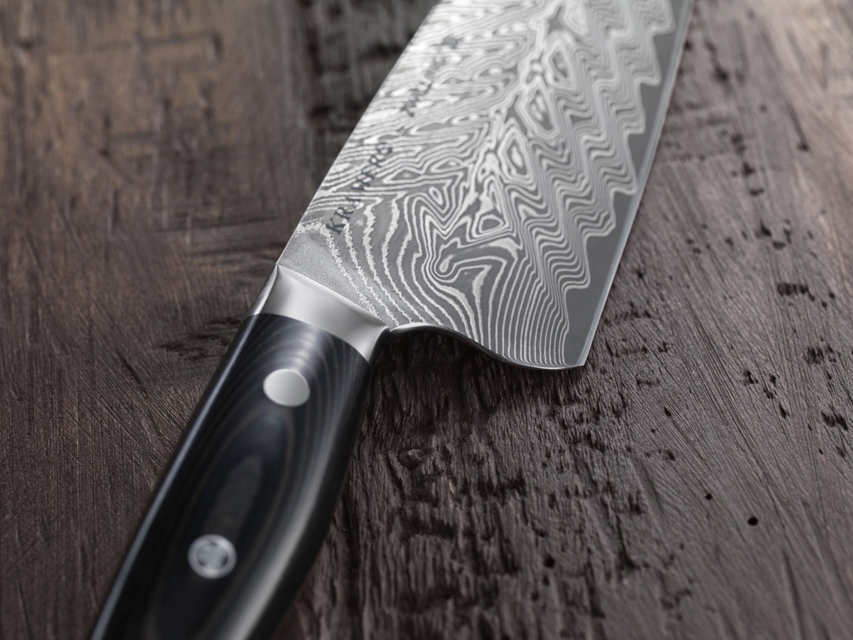 Foto des Zwilling Kramer Euro Stainless Spick & Garniermesser 9cm mit schwarzem Griff und Damaststahlklinge in charakteristischem Chevron-Muster.