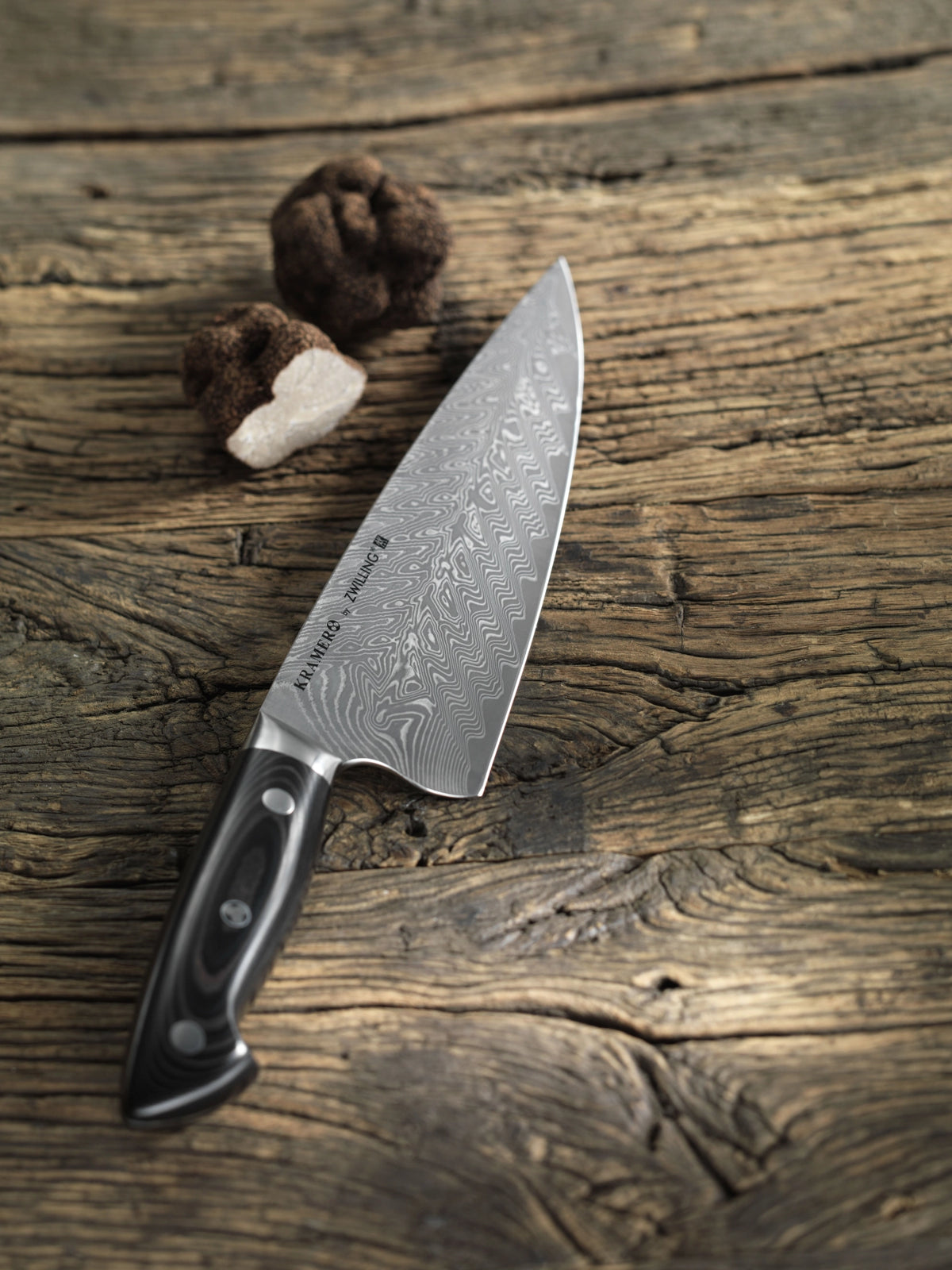 Küchenmesser von Zwilling mit 13 cm langer Damaststahlklinge, schwarzem Micarta-Griff und charakteristischem Mosaikstift am Griffende.