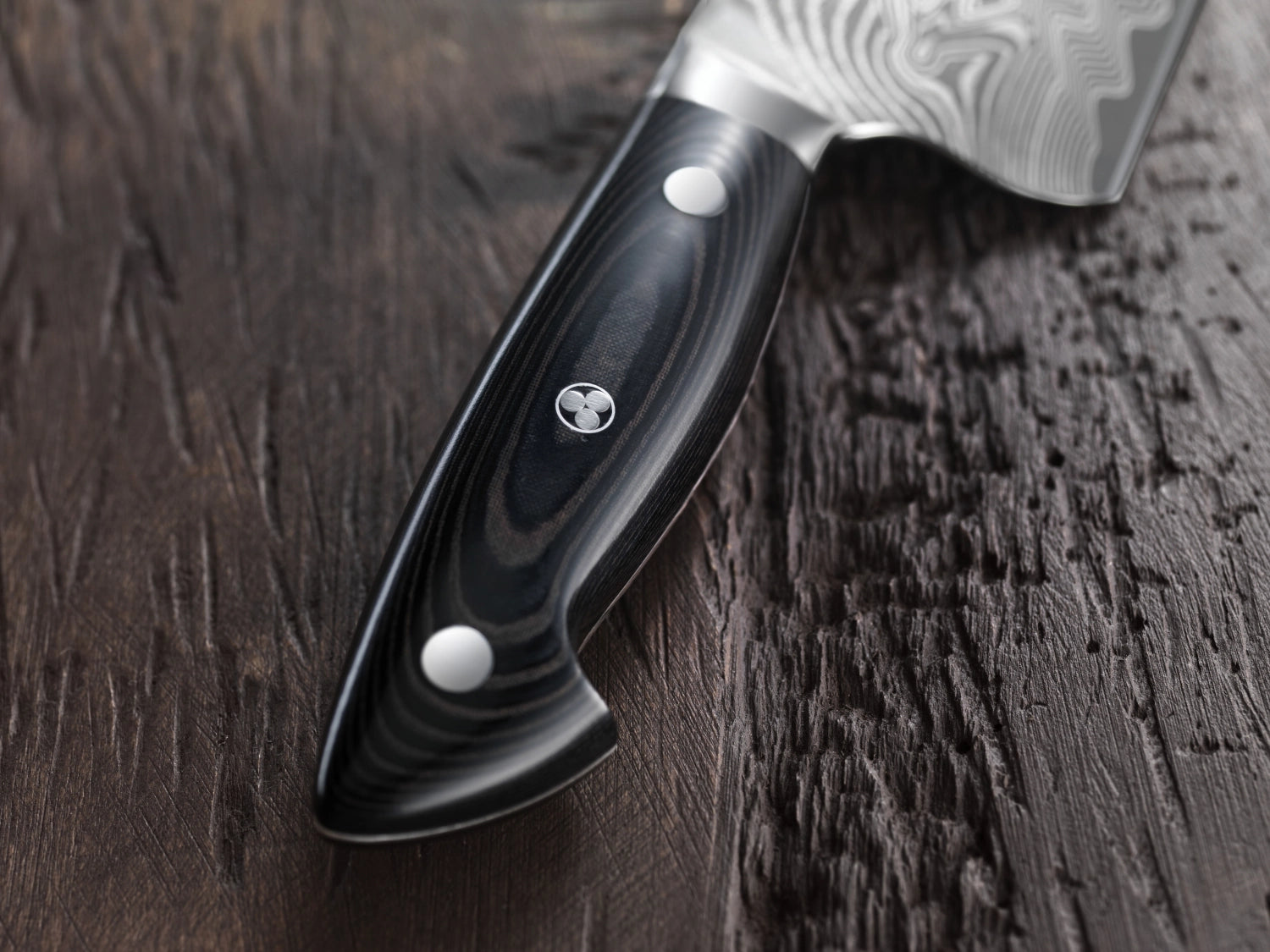 Kramer Euro Stainless Kochmesser mit 14 cm Klinge, perfekt für feine Schneidetechniken und stilvolles Kochen in jeder Küche.