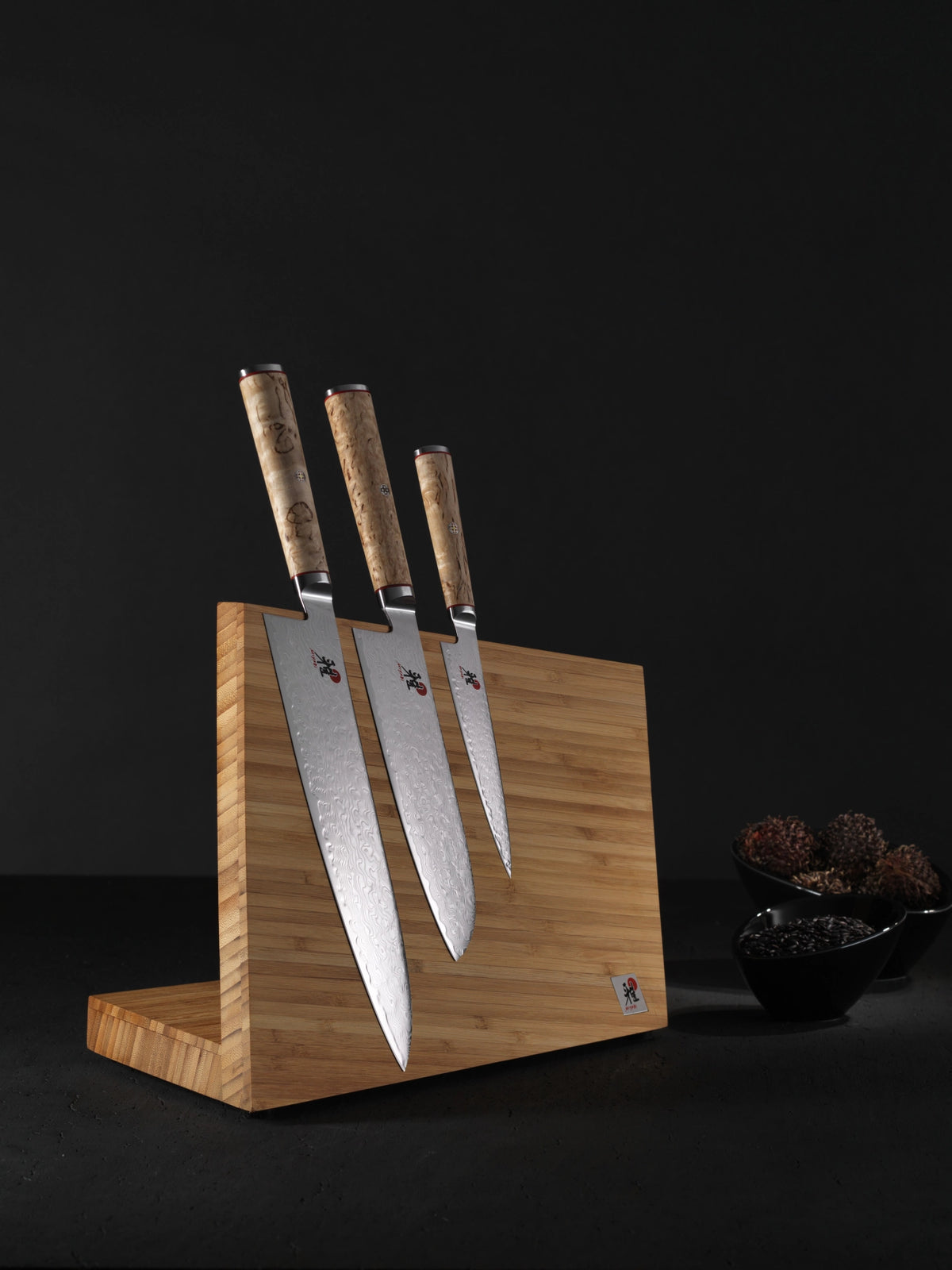 Damastmesser Miyabi 5000 MCD Gyutoh 16cm mit beiger Klinge aus Damaststahl und Griff aus karelischer Birke, Nahaufnahme der Klingenstruktur.