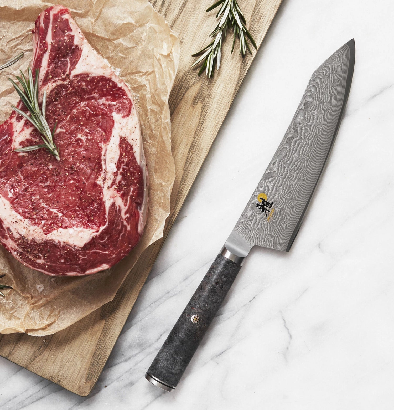 Elegantes 18 cm Santoku-Messer von Miyabi, aus 5000 MCD Damaststahl, ideal für präzise Schneidetechniken und stilvolles Kochen.
