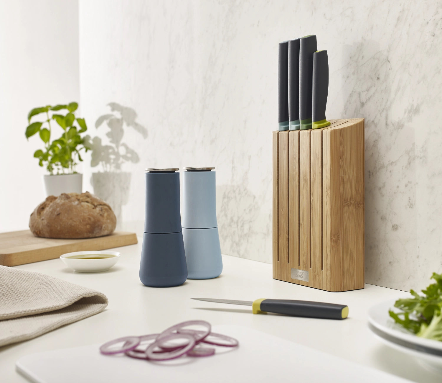 Stylisches Set aus zwei Salz- und Pfeffermühlen in sanftem Himmelblau, ideal für jeden Esstisch, Höhe 16,9 cm, Durchmesser 7 cm.