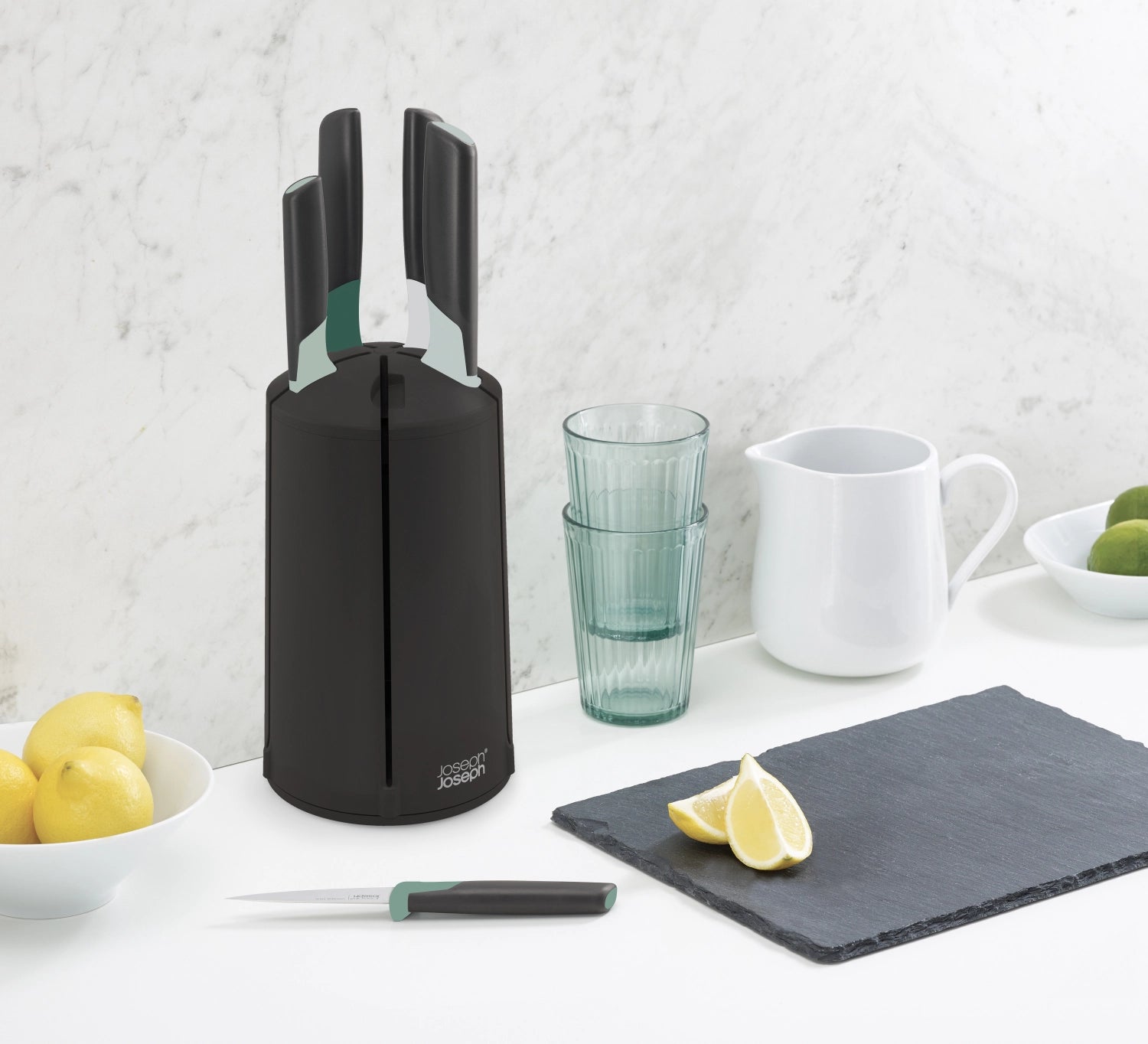 Stilvolles 5-teiliges Küchenmesser-Set von Joseph Joseph im praktischen Karussell, perfekt für kreative Kochabenteuer und platzsparende Aufbewahrung.