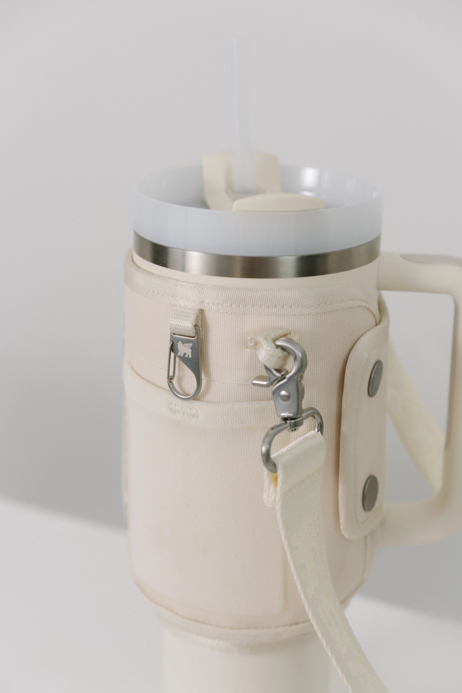 Beige All-Day Quencher Carry-All 1.18l von Stanley, ideal für unterwegs, stilvolles Design und praktische Funktionalität.