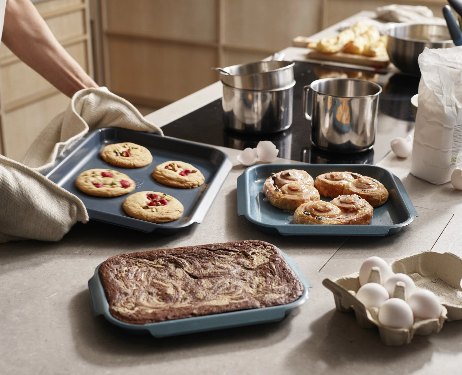 Praktische Joseph Joseph Nest Bake Backform S, 23x30cm, H3cm, perfekt für stressfreies Backen mit einer hochwertigen antihaftbeschichteten Oberfläche.