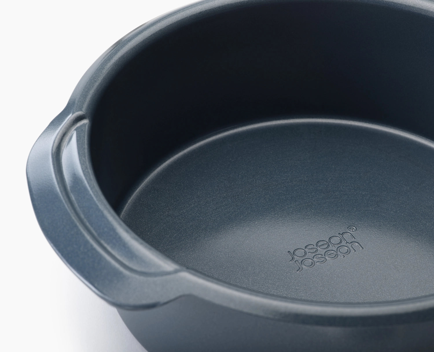 Zwei runde Backformen von Joseph Joseph in 20 und 23 cm, ideal für das Backen von Kuchen und platzsparend stapelbar.