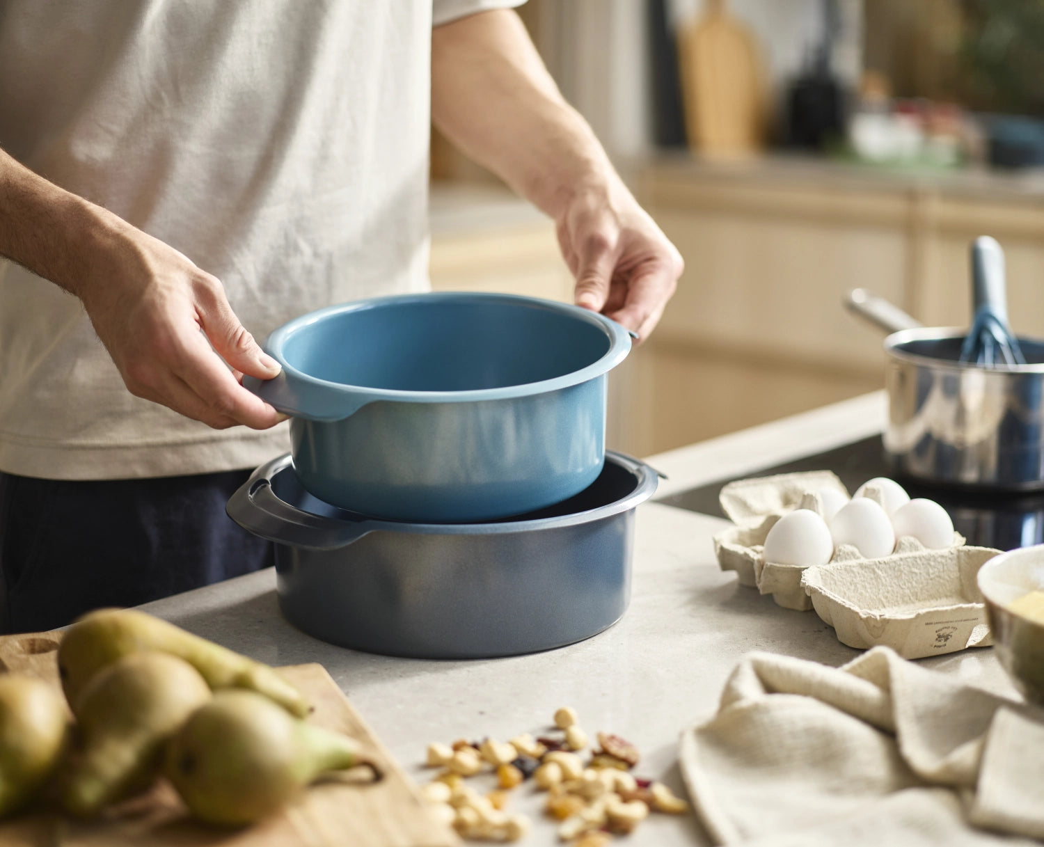 Zwei hochwertige Backformen von Joseph Joseph in den Größen 20 und 23 cm, perfekt für das Backen von köstlichen Kuchen und Desserts.