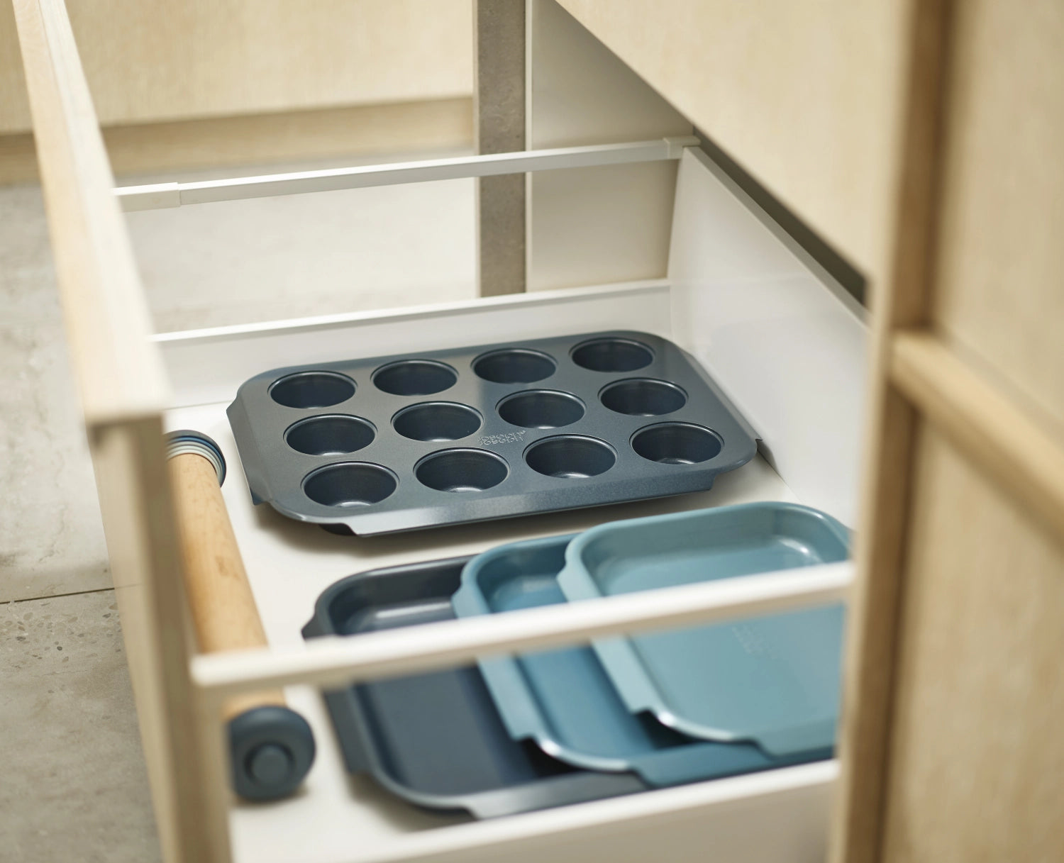 Hochwertige Muffinform von Joseph Joseph für 12 Muffins, 30x41x3cm, mit innovativer Antihaftbeschichtung für einfaches Backen und leichte Reinigung.