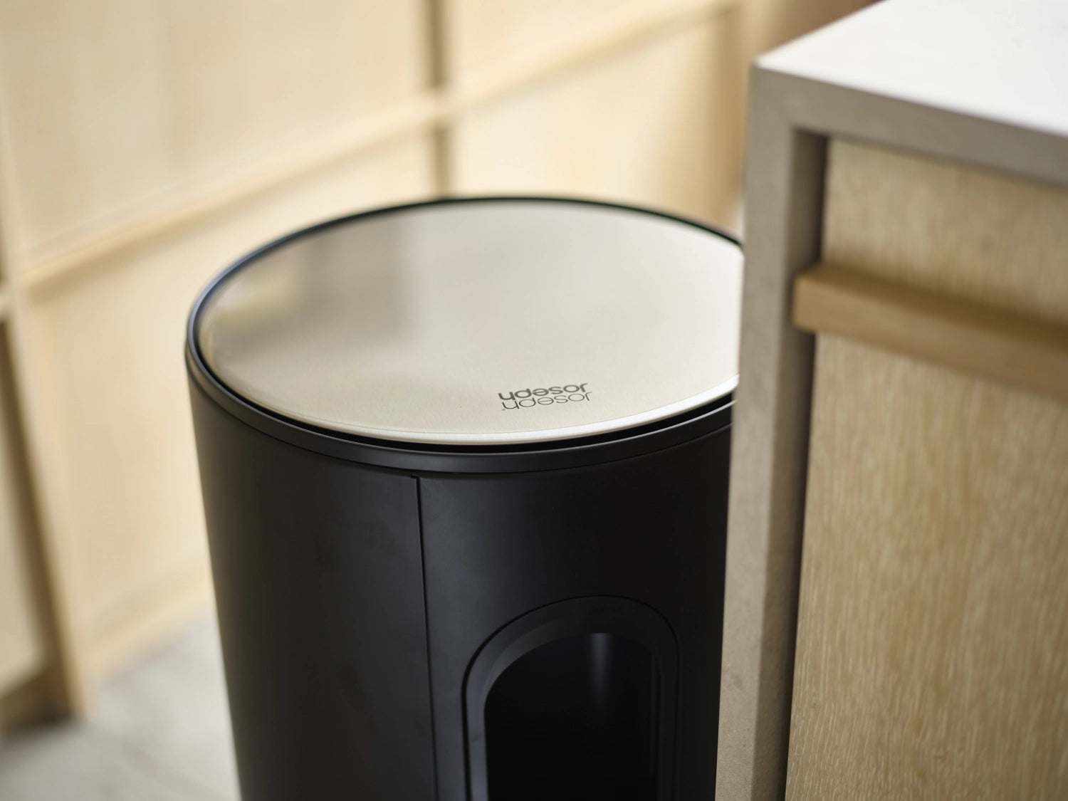 <tc>Arc</tc> P<tc>eda</tc>bin with inner pocket H72cm D34cm 30l Carb. <tc>schwarz</tc>