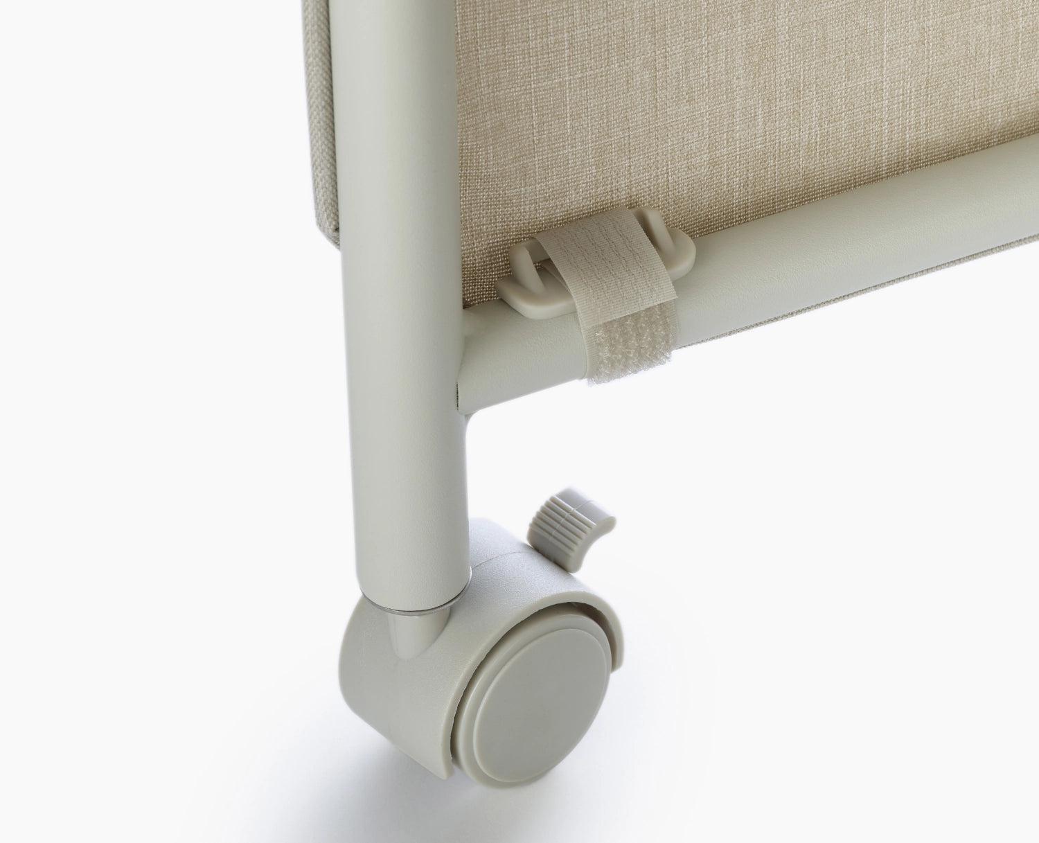 Eleganter, faltbarer Wäscheständer in Ecru von Joseph Joseph, perfekt für effizientes Trocknen mit kompakten Maßen von 150 cm Höhe und 29 cm Breite.