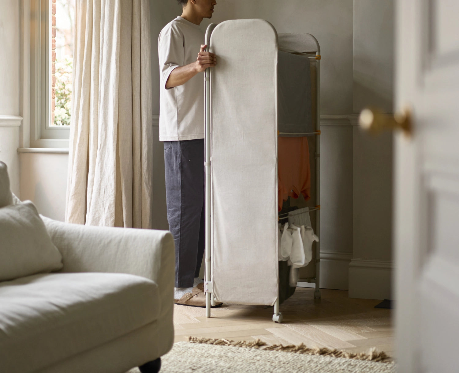 Faltbarer Wäscheständer in stilvollem Ecru, ideal für platzsparendes Trocknen von Wäsche, Höhe 150 cm, Breite 29 cm.