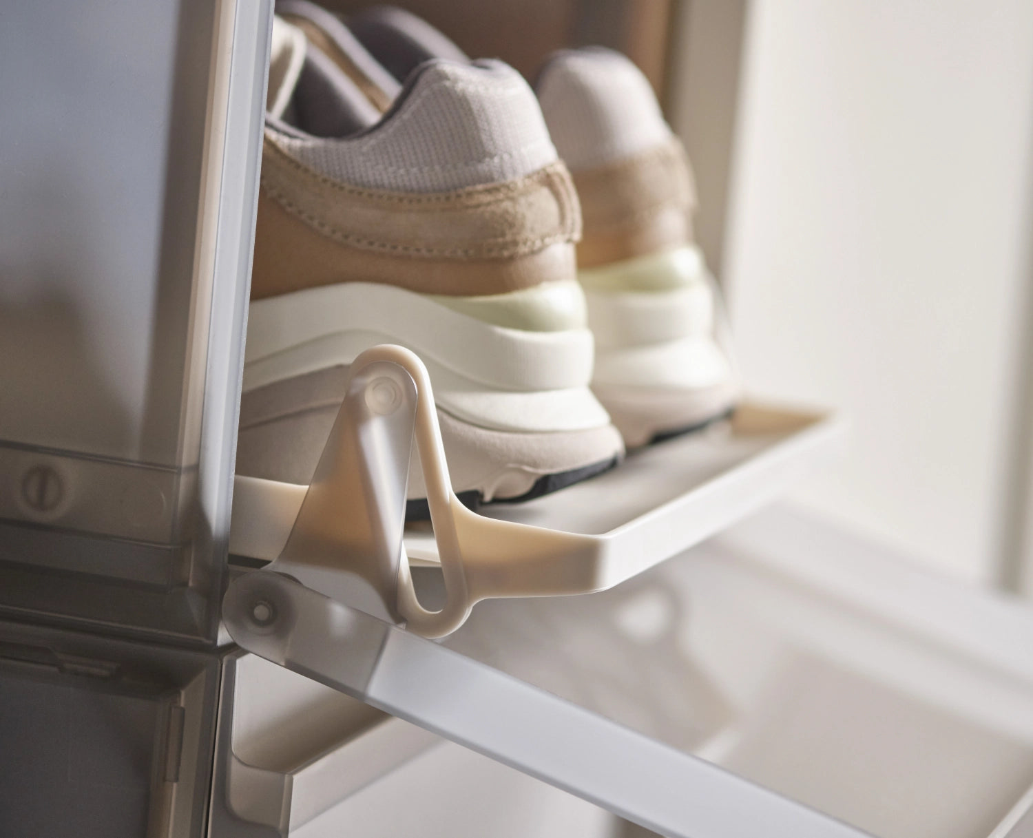 Stylisches Schuhschrank-Set von Joseph Joseph in Grau, ideal für die kompakte und stilvolle Aufbewahrung von Schuhen in jedem Raum.