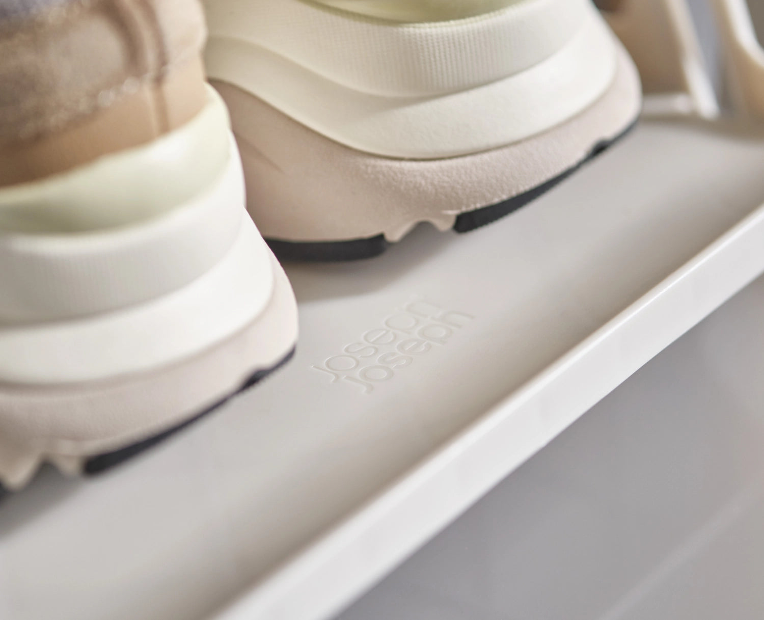 Praktisches 2er Set Schuhschrank von Joseph Joseph in elegantem Grau, perfekt für die platzsparende Organisation von Schuhen.