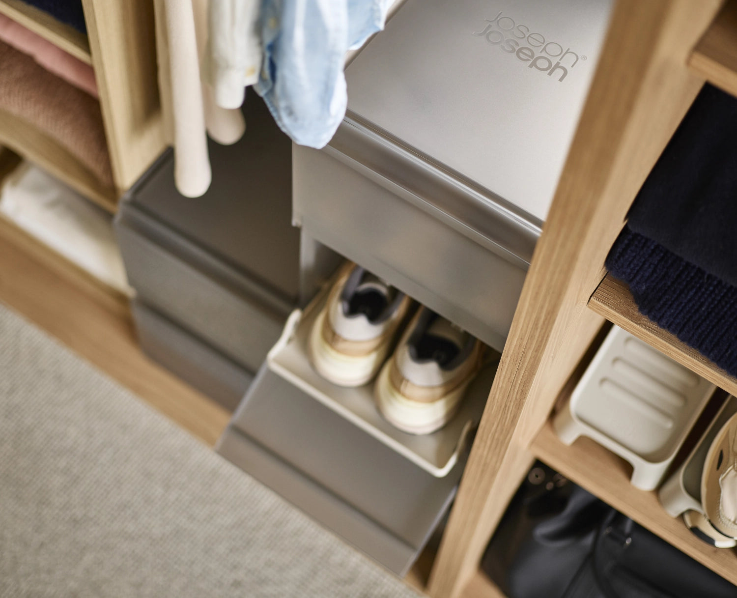 Praktisches 6er Set Schuhschrank in Grau von Joseph Joseph, ideal für die ordentliche und stilvolle Aufbewahrung Ihrer Schuhe.