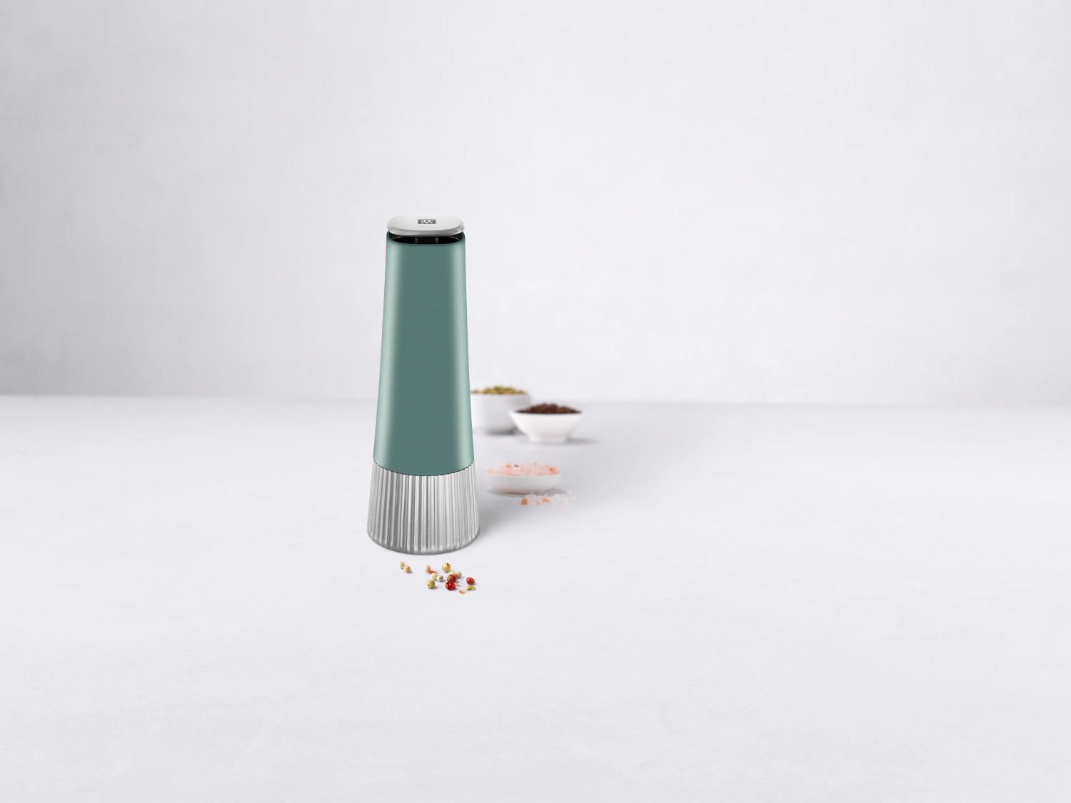 Stilvolle 19 cm Gewürzmühle in Salbeigrün von Zwilling, ideal für die Zubereitung von Gewürzen und ein Blickfang in jeder Küche.