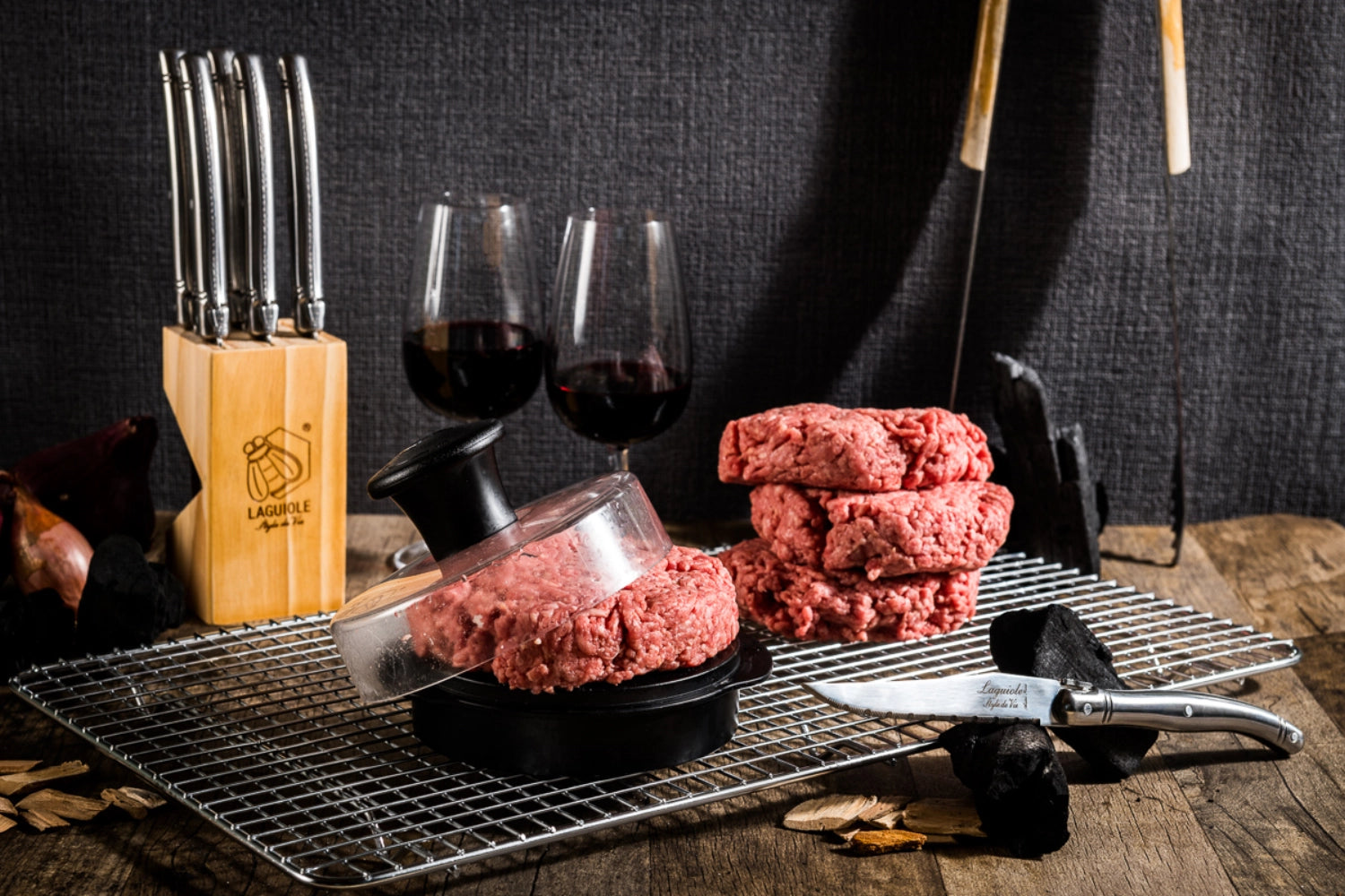 Hochwertiges Steakmesser aus der Laguiole Premium Line, gefertigt aus 1.8mm rostfreiem Stahl, perfekt für feine Steaks und elegante Anlässe.