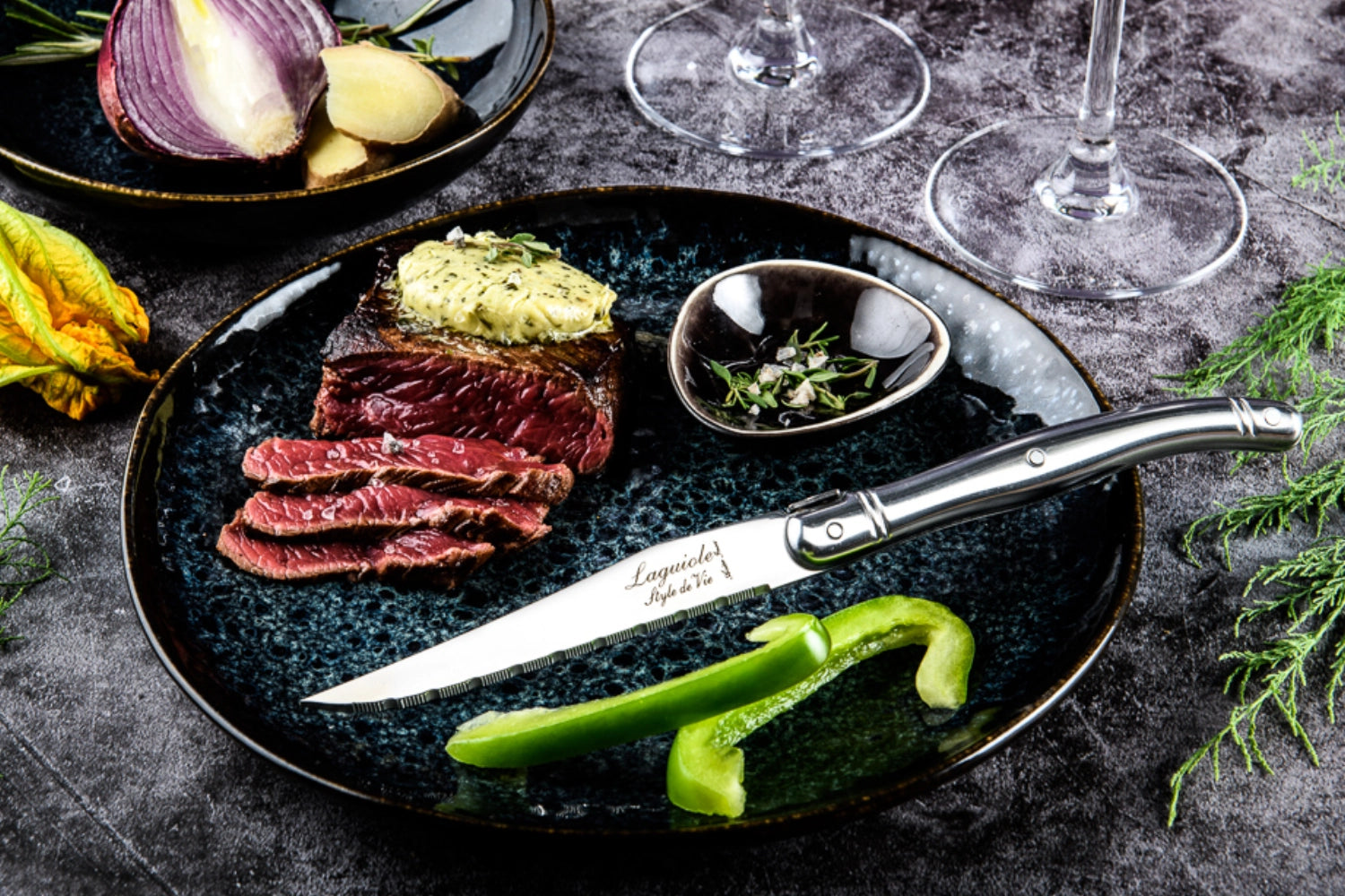 Elegantes Laguiole Steakmesser aus rostfreiem 1.8mm Stahl, ideal für Steakliebhaber und stilvolle Dinner-Events.