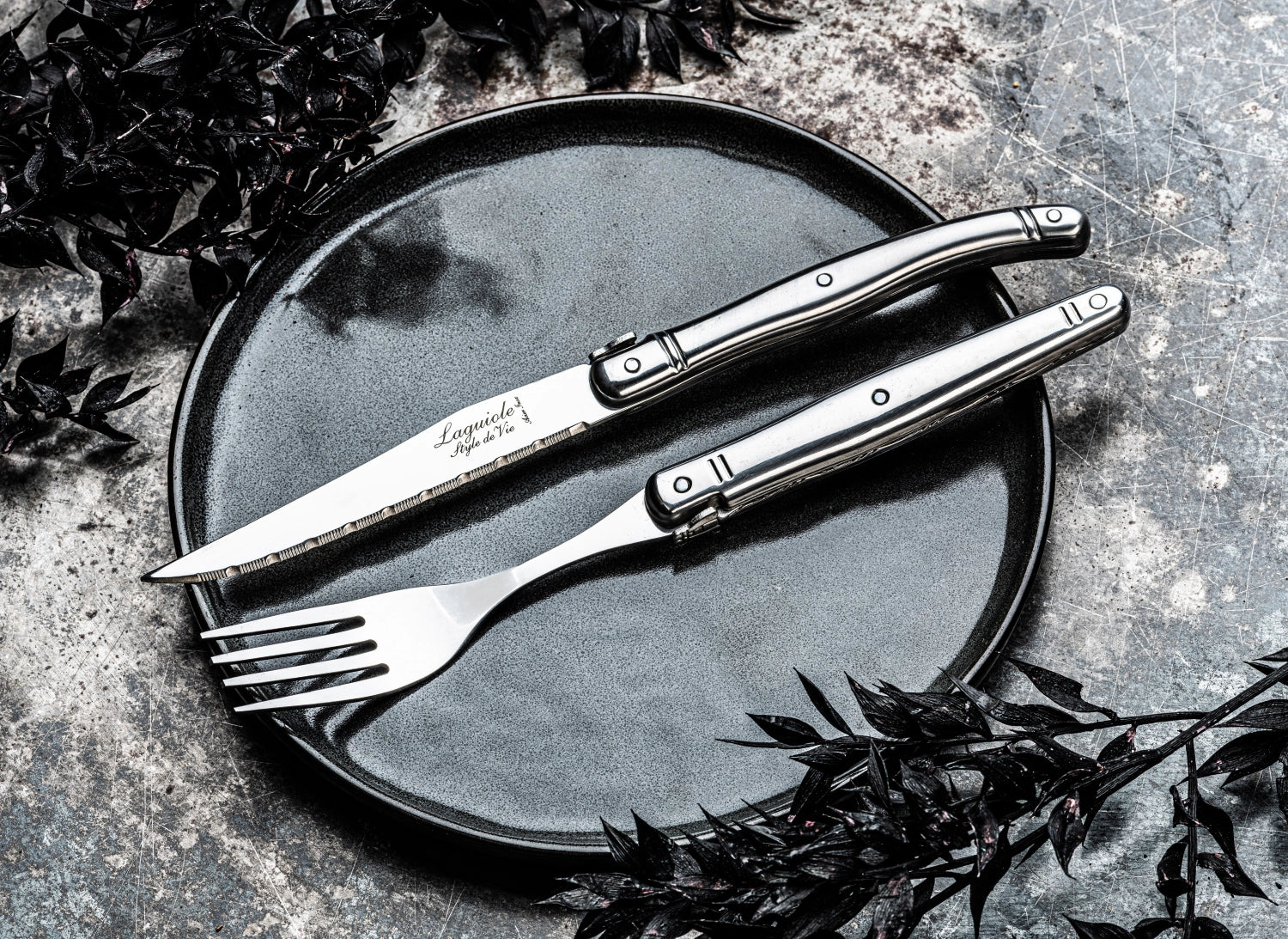 Hochwertiges Laguiole Steakmesser aus 1.8mm rostfreiem Stahl, perfekt für feine Steaks und elegante Tischdekoration.