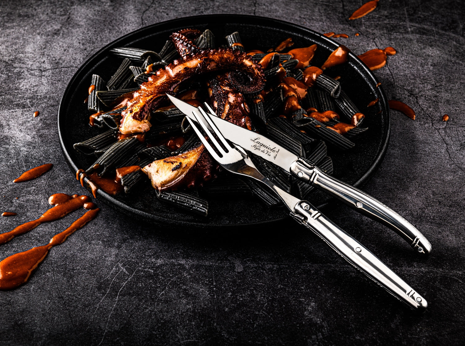 Elegantes Laguiole Steakmesser aus rostfreiem 1.8mm Stahl, ideal für Steakliebhaber und stilvolle Dinner-Events.