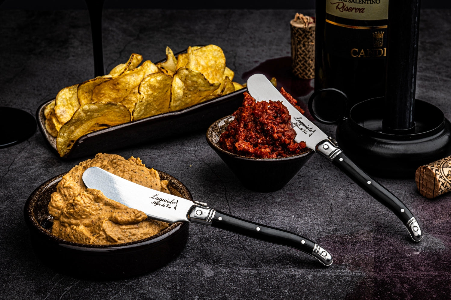 Elegantes Buttermesser aus der Laguiole Premium Line in Schwarz, ideal für stilvolle Anlässe und exquisite Tischgestaltung.