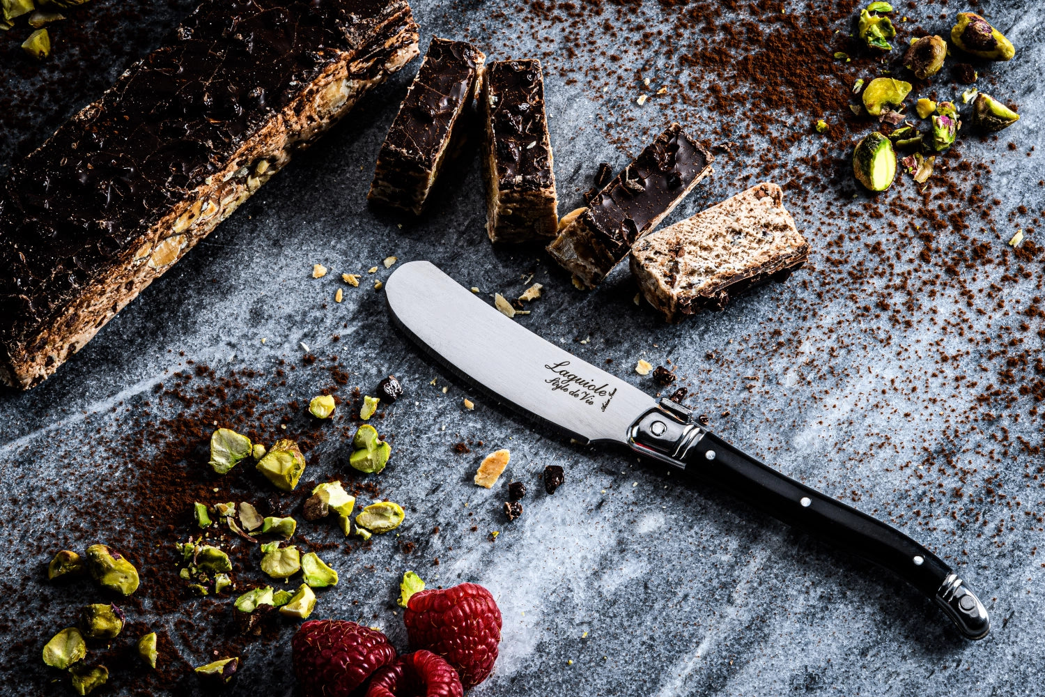Hochwertiges Buttermesser in elegantem Schwarz aus der Laguiole Premium Line, perfekt für feine Anlässe und geschmackvolle Tischdekoration.
