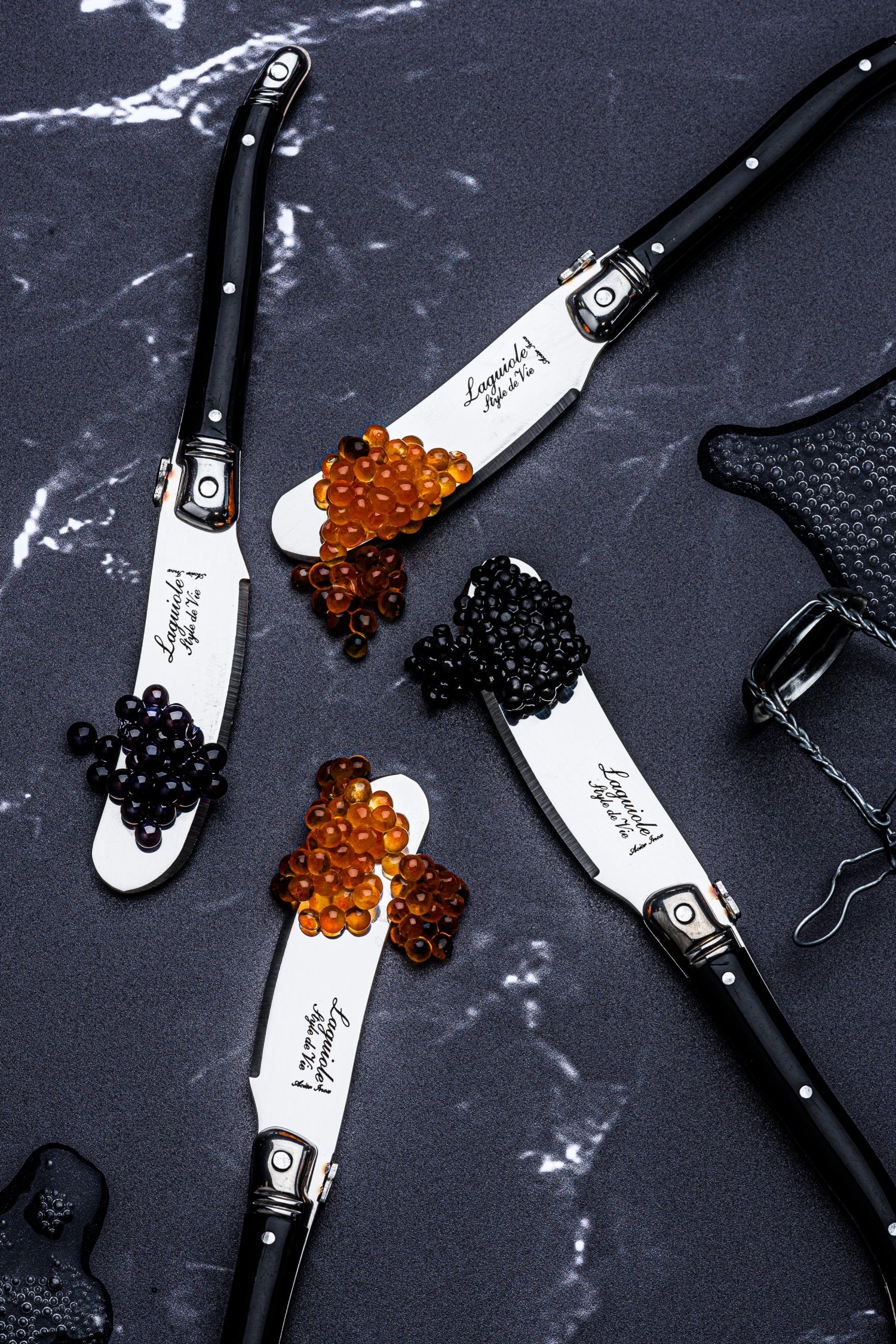 Schwarzes Buttermesser aus der Laguiole Premium Line, perfekt für feine Anlässe und geschmackvolle Tischdekoration.