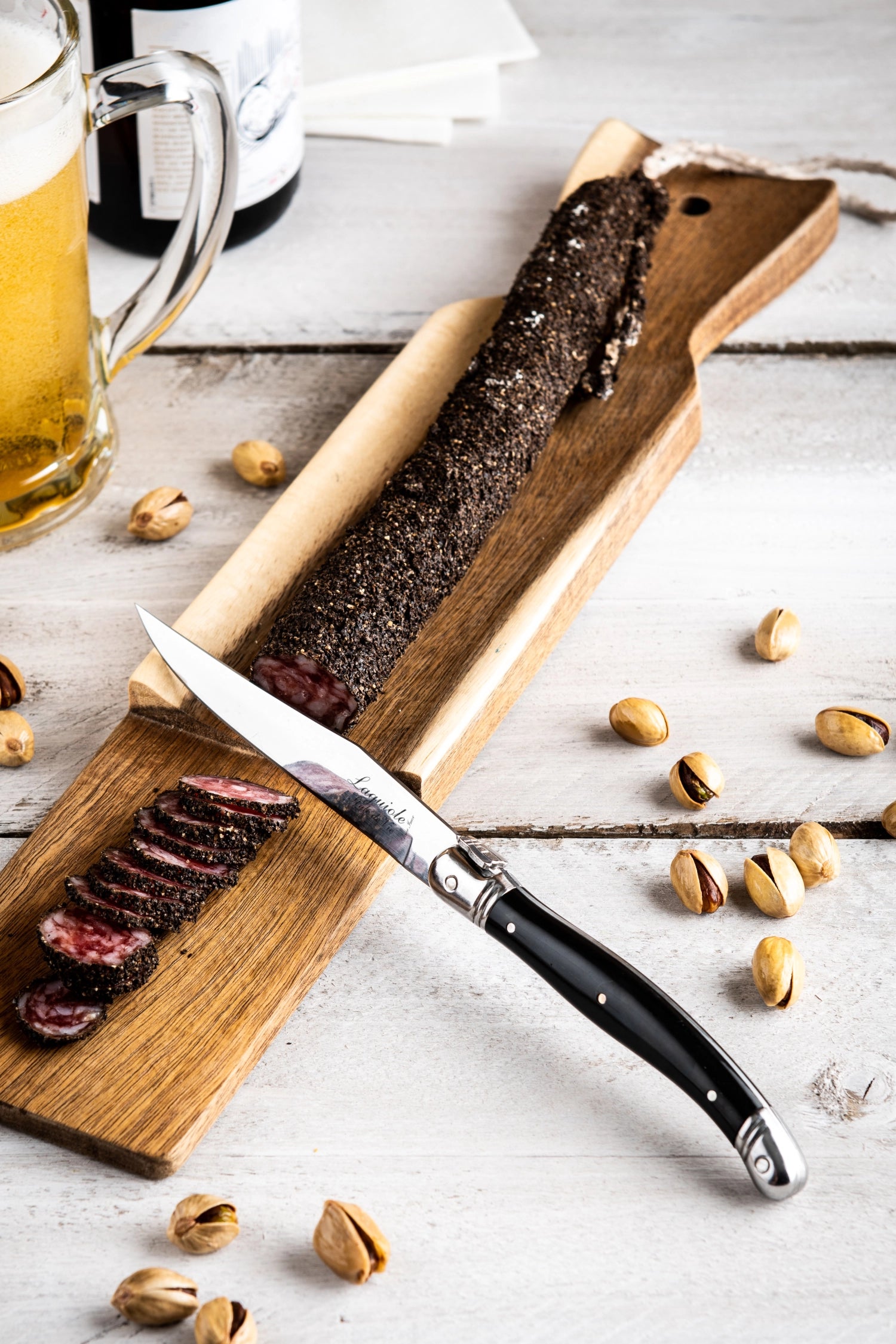 Elegantes Laguiole Premium Line Wurstbrett aus hochwertigem Akazienholz, ideal für stilvolles Servieren und Schneiden von Wurst und Käse.