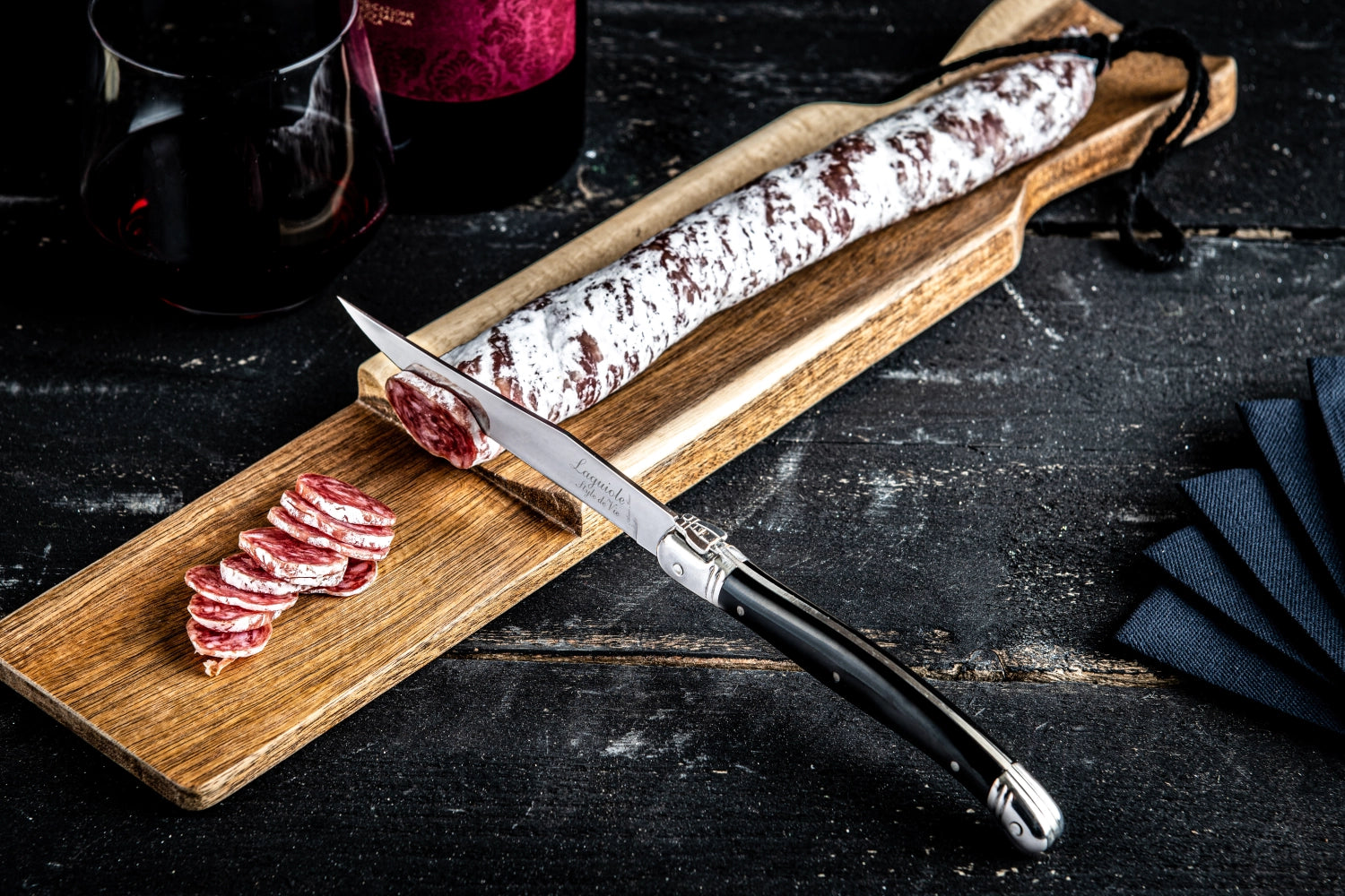 Hochwertiges Wurstbrett aus Akazienholz der Laguiole Premium Line, perfekt für die ansprechende Präsentation von Wurst und Käse.