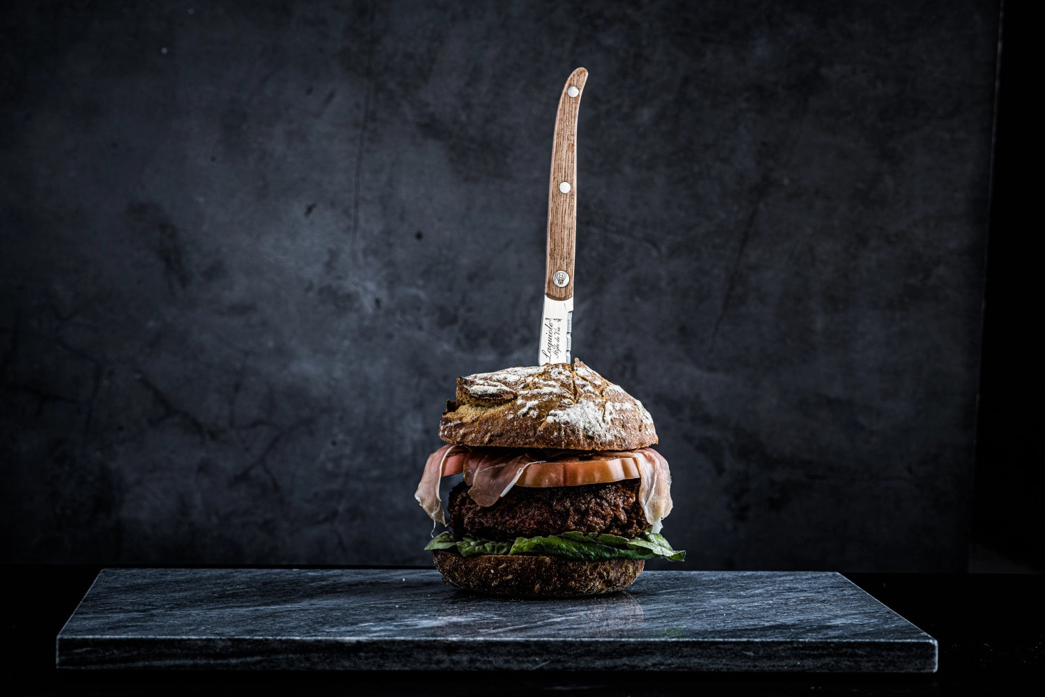 Elegantes Laguiole Steakmesser aus der Innovation Line mit gezackter Klinge und Griff aus Eichenholz, perfekt für Steakliebhaber.