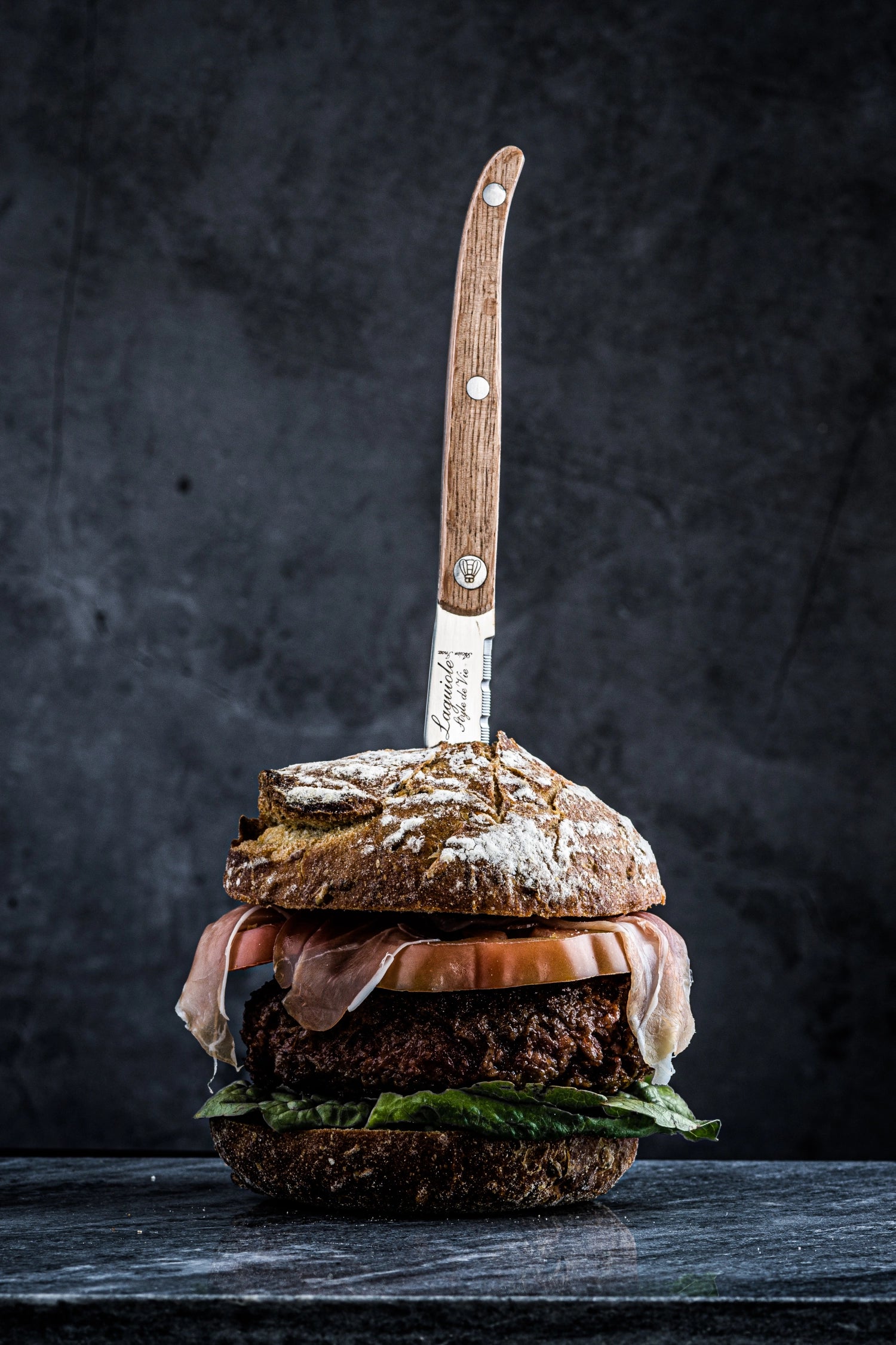 Hochwertiges Steakmesser der Innovation Line von Laguiole, mit gezackter Klinge und edlem Eichenholzgriff, ideal für feine Steaks.