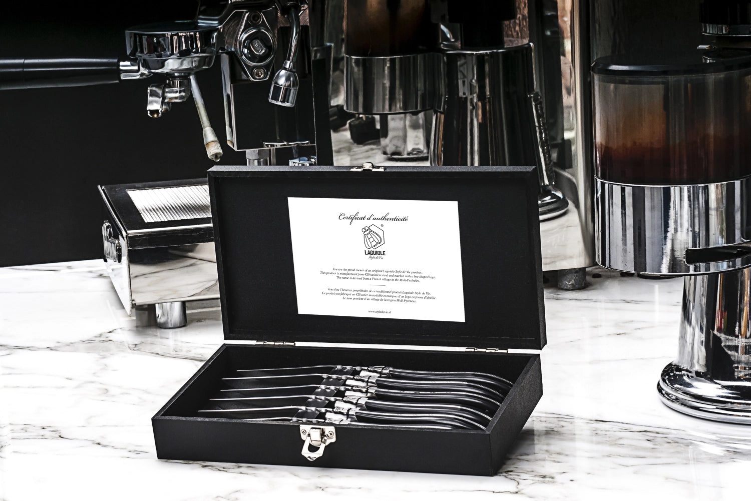 Hochwertiges Laguiole Steakmesser mit schwarzem Ebenholzgriff, ideal für stilvolle Tischdekoration und feine Steakgerichte.