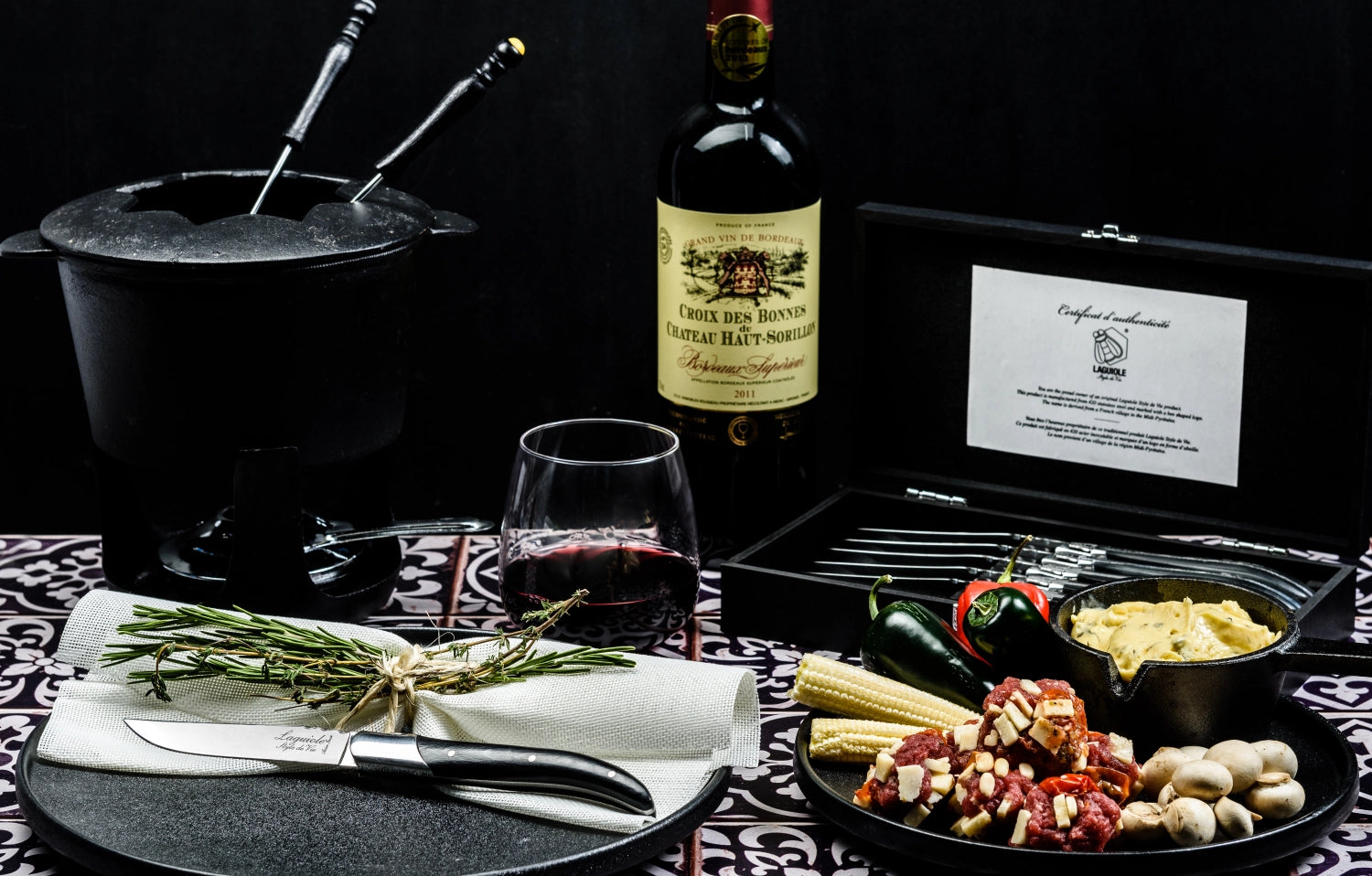 Hochwertiges Laguiole Steakmesser mit schwarzem Ebenholzgriff, ideal für stilvolle Dinner und exquisite Fleischgerichte.