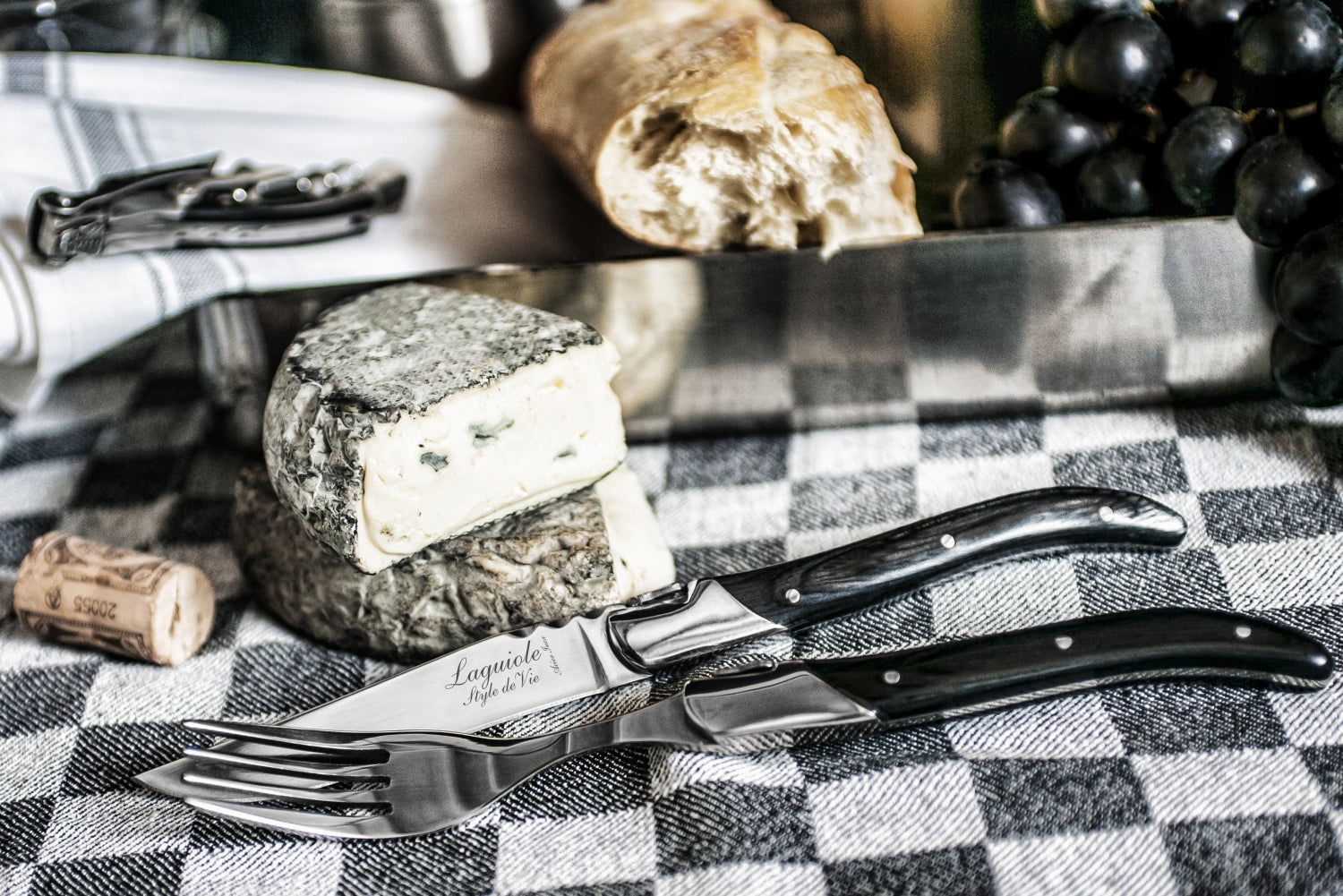 Elegantes Laguiole Steakmesser mit edlem Ebenholzgriff, perfekt für feine Anlässe und anspruchsvolle Fleischliebhaber.