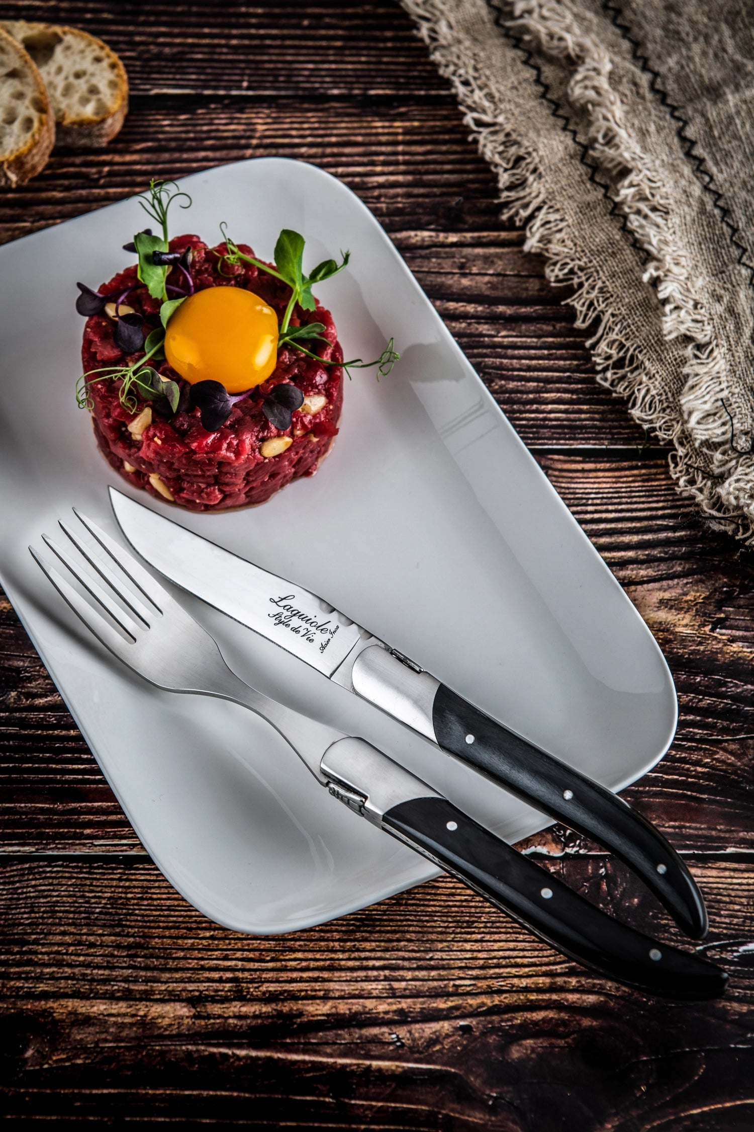 Elegantes Laguiole Steakmesser mit edlem Ebenholzgriff, perfekt für feine Anlässe und anspruchsvolle Fleischliebhaber.