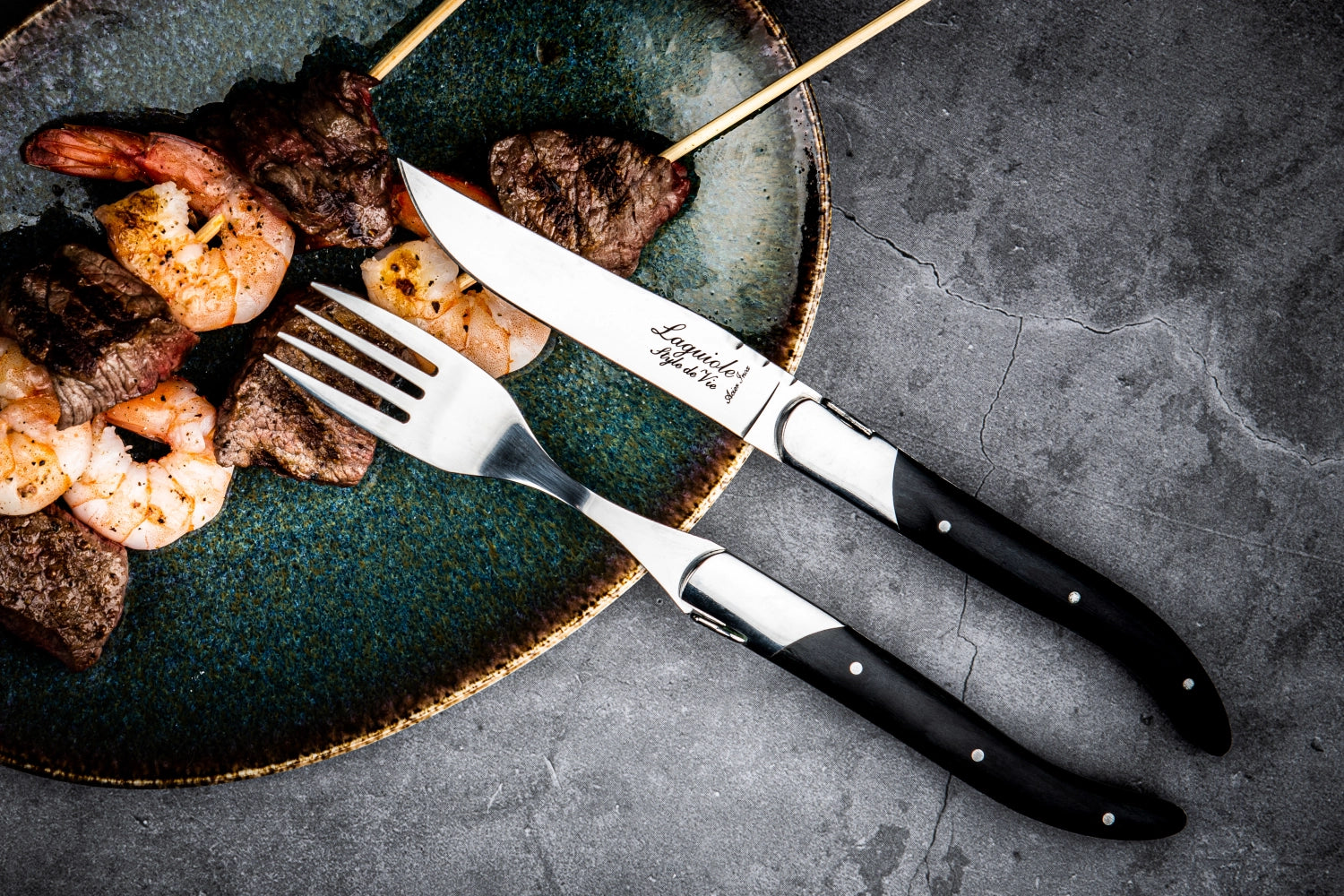 Elegantes Laguiole Steakmesser mit edlem Ebenholzgriff, perfekt für feine Anlässe und anspruchsvolle Fleischliebhaber.