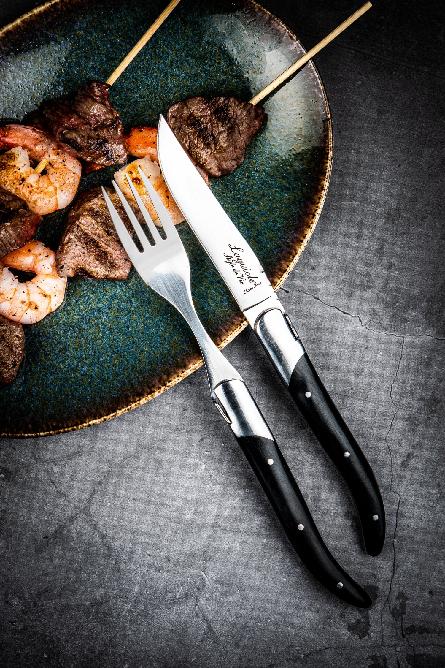 Elegantes Laguiole Steakmesser mit edlem Ebenholzgriff, perfekt für feine Anlässe und anspruchsvolle Fleischliebhaber.